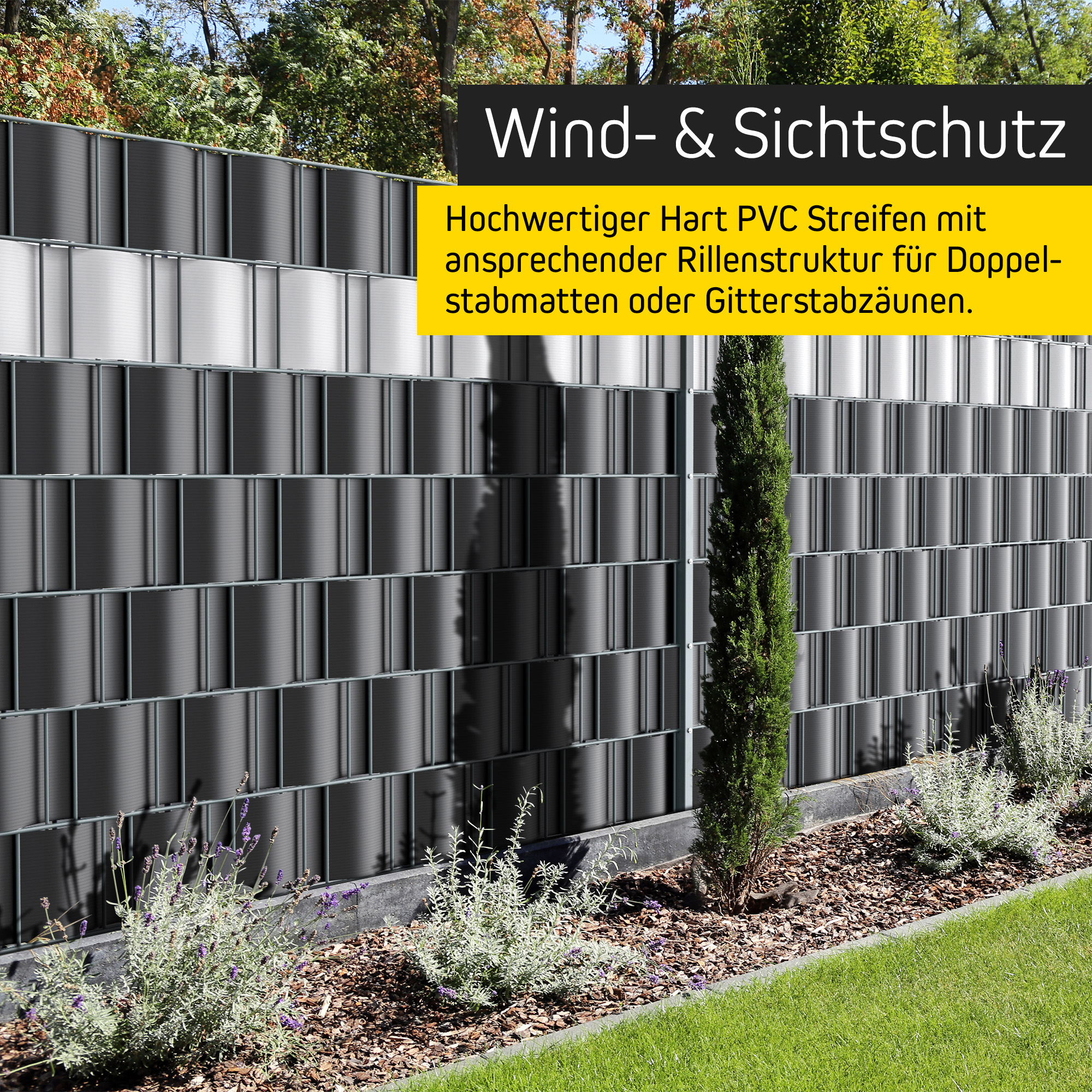 PVC Sichtschutzstreifen an einem Zaun für Wind- und Sichtschutz im Gartenbereich