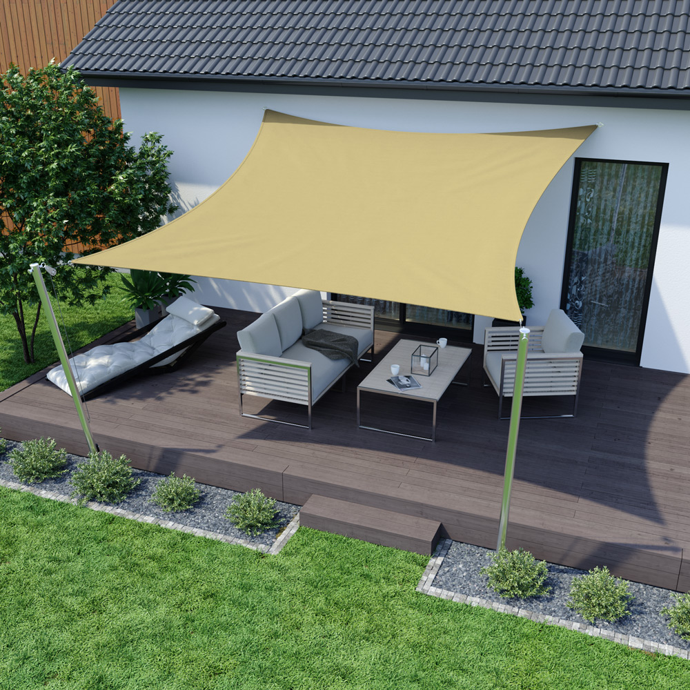 Dreieckiges Sonnensegel über Terrasse mit Sitzgruppe und Tisch