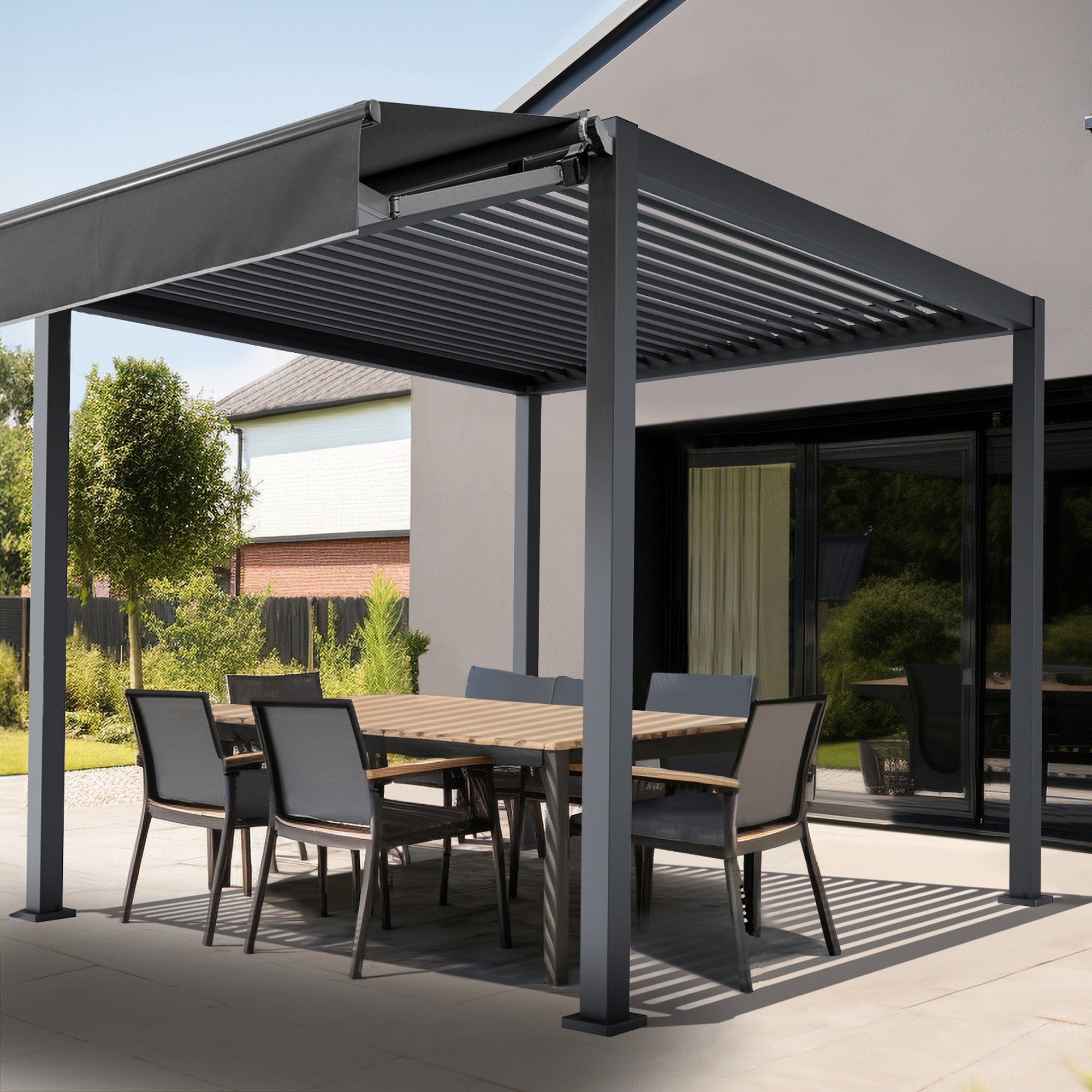 Markise über Pergola mit Lamellendach und Tisch mit Stühlen darunter