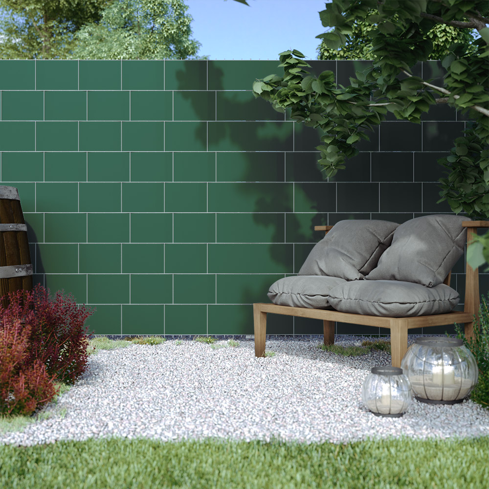 Sichtschutzstreifen aus PVC in einem Garten mit Sitzbereich und Pflanzen