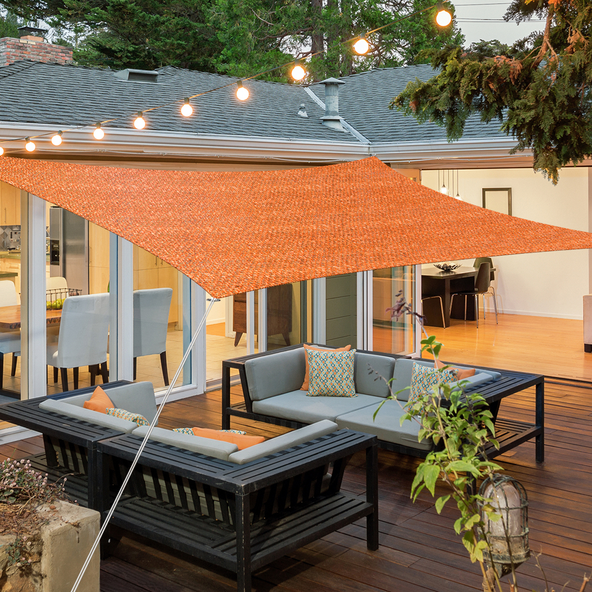 Atmungsaktives HDPE-Sonnensegel über Terrasse mit Sitzbereich und Lichterkette