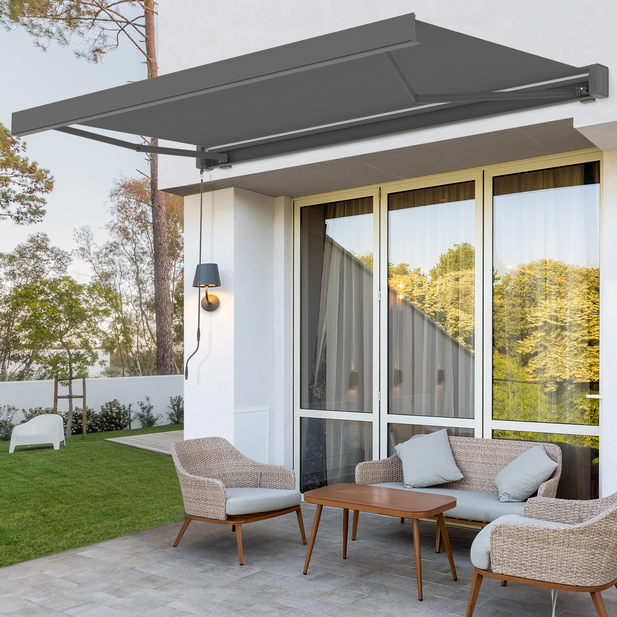 Terrassenmarkise mit LED-Beleuchtung über Sitzbereich vor Glasfront
