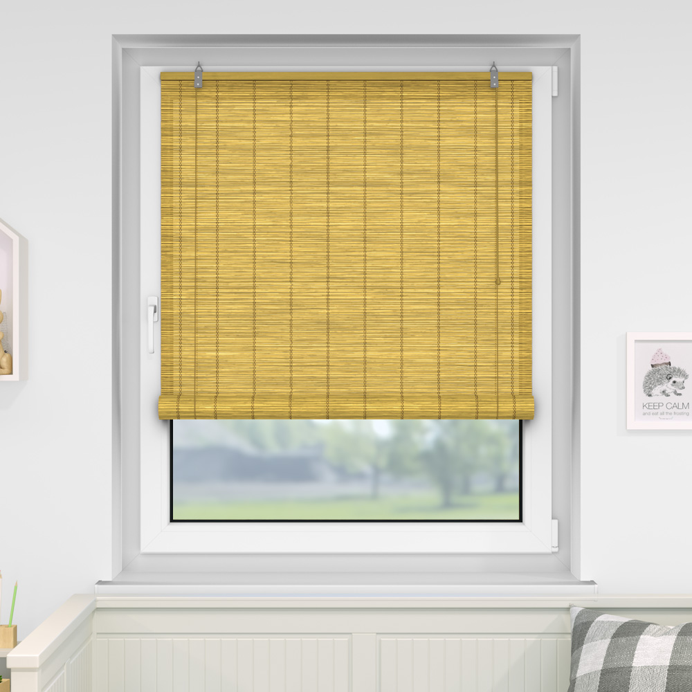 Bambusrollo an einem Fenster zur Lichtregulierung und Sichtschutz