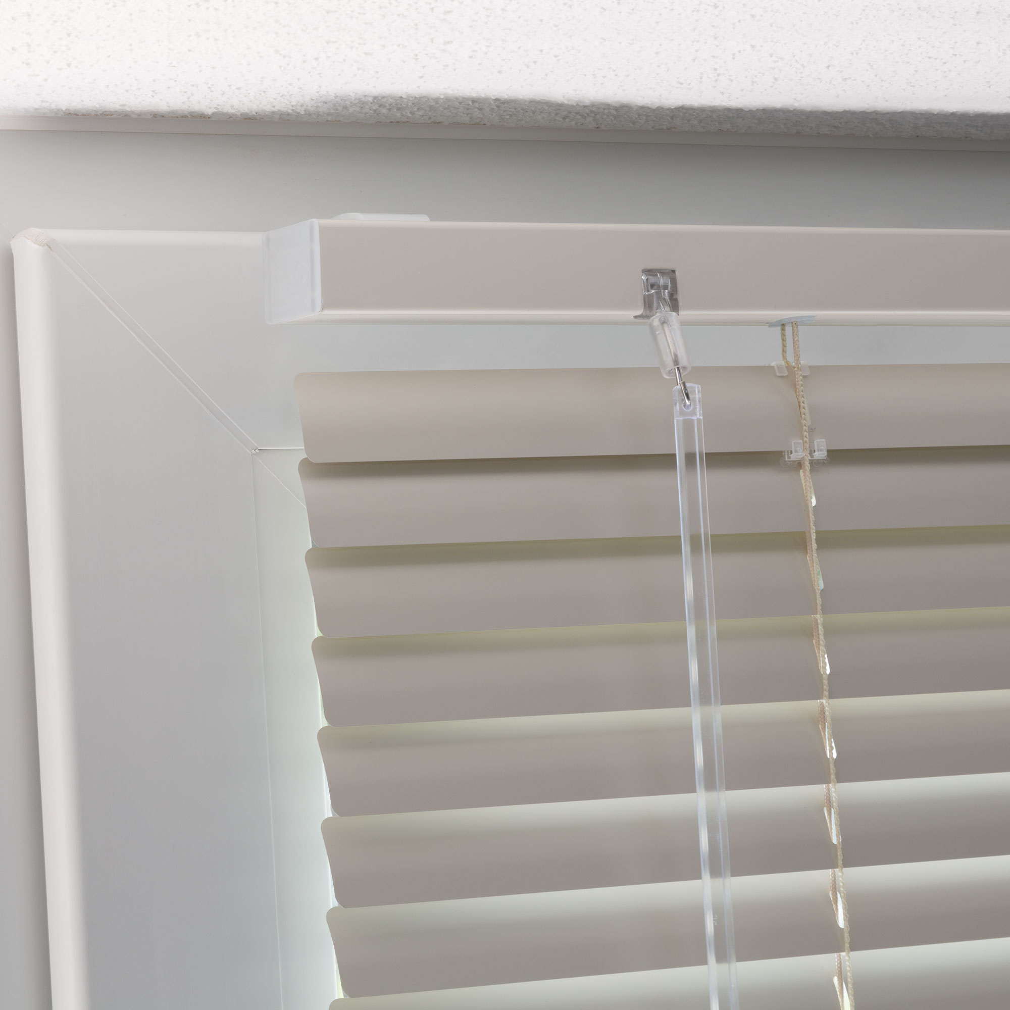 Aluminiumjalousie an einem Fenster mit verstellbaren Lamellen und Zugmechanismus