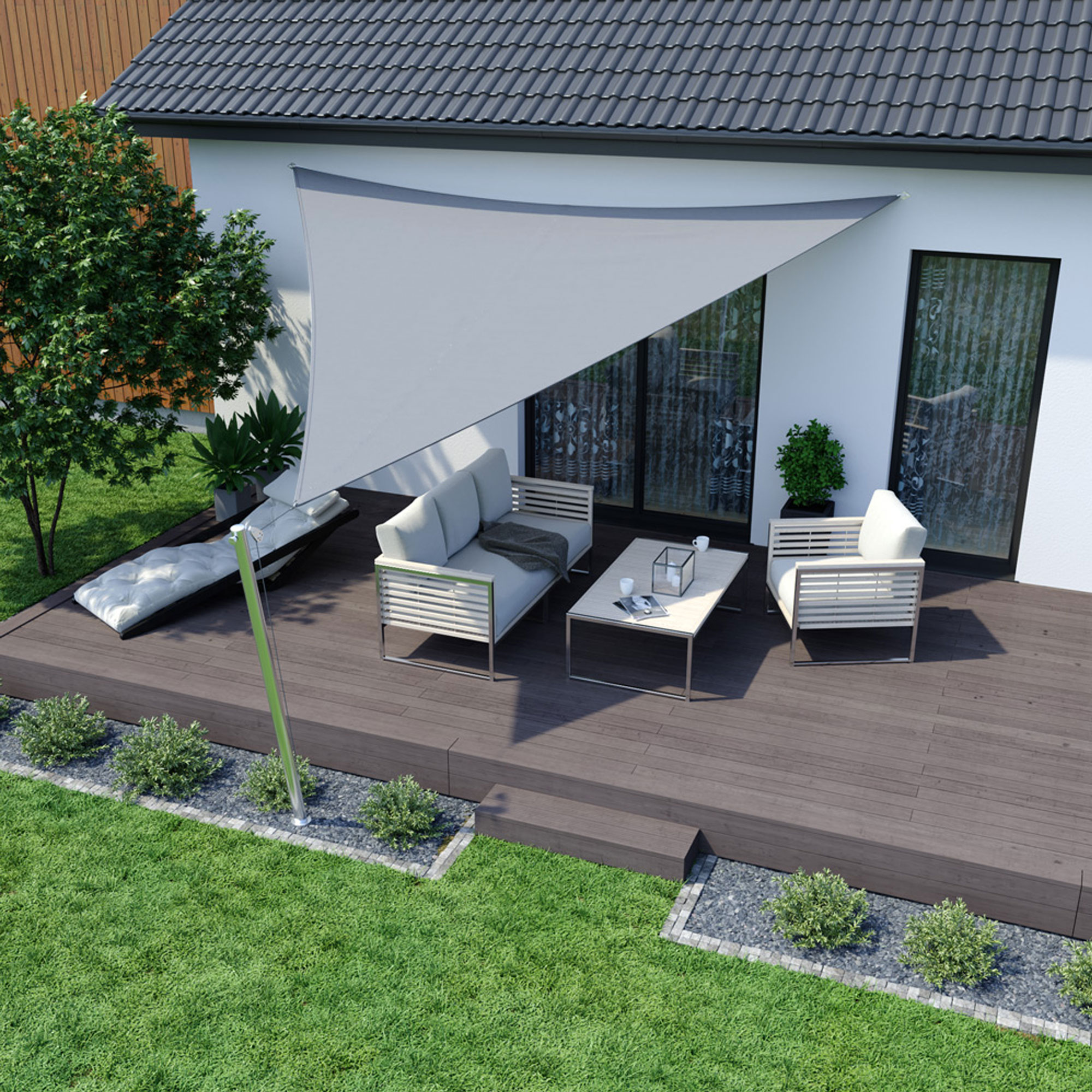 Dreieckiges Sonnensegel über Terrasse mit Sitzgruppe und Tisch