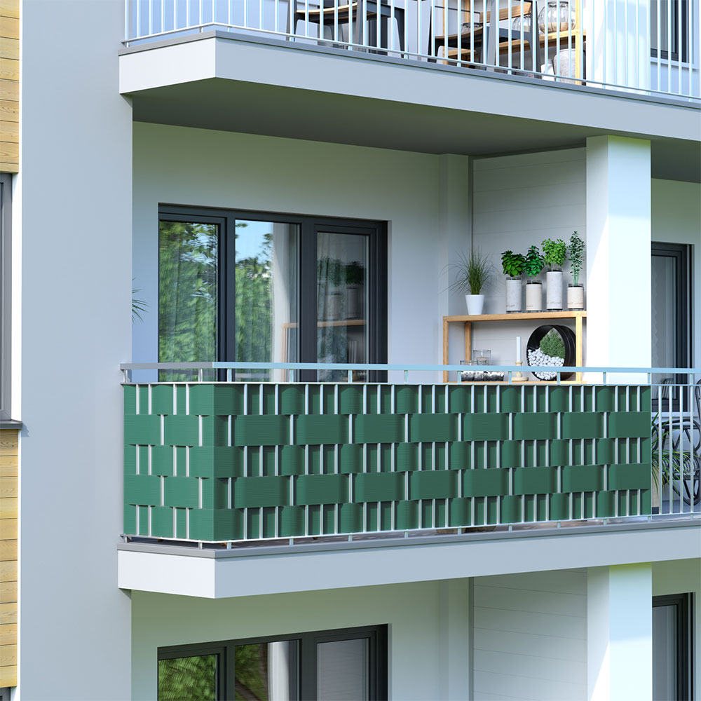 Balkon mit dekorativem Geländer und Pflanzen auf einem Regal im Hintergrund