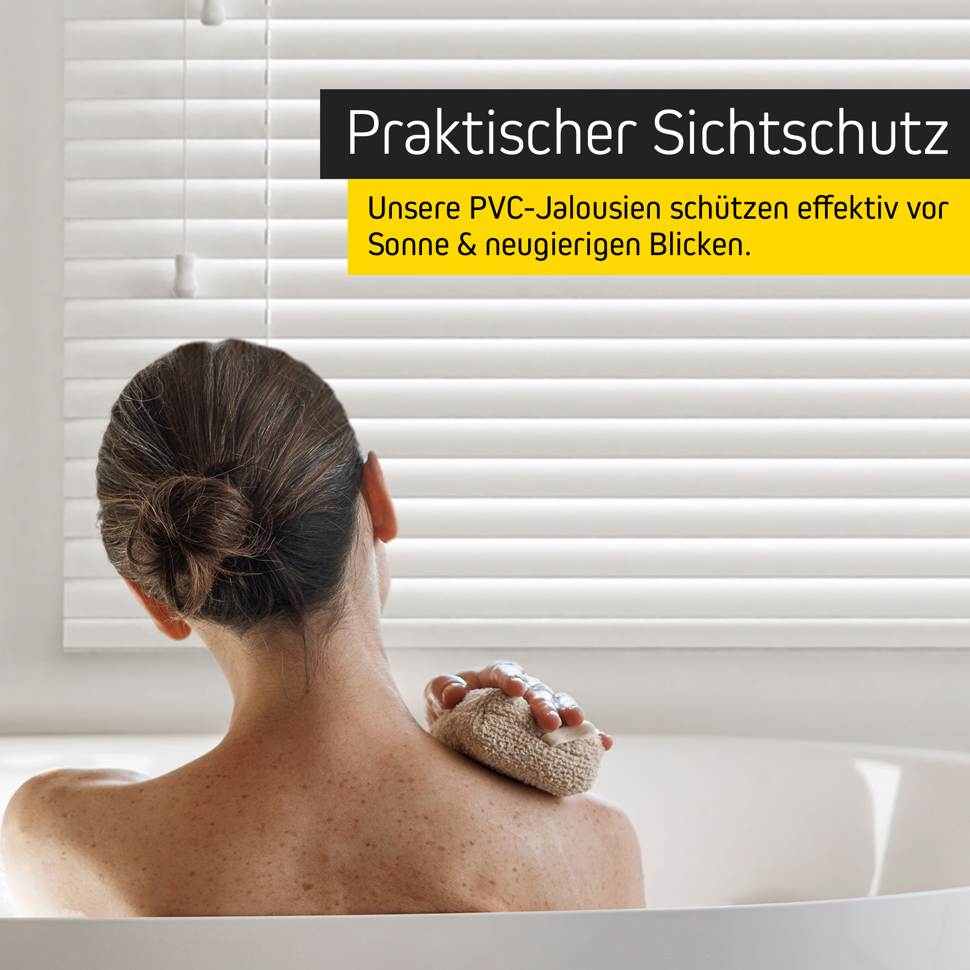 Person in Badewanne vor Jalousie in Holzoptik als Sichtschutz