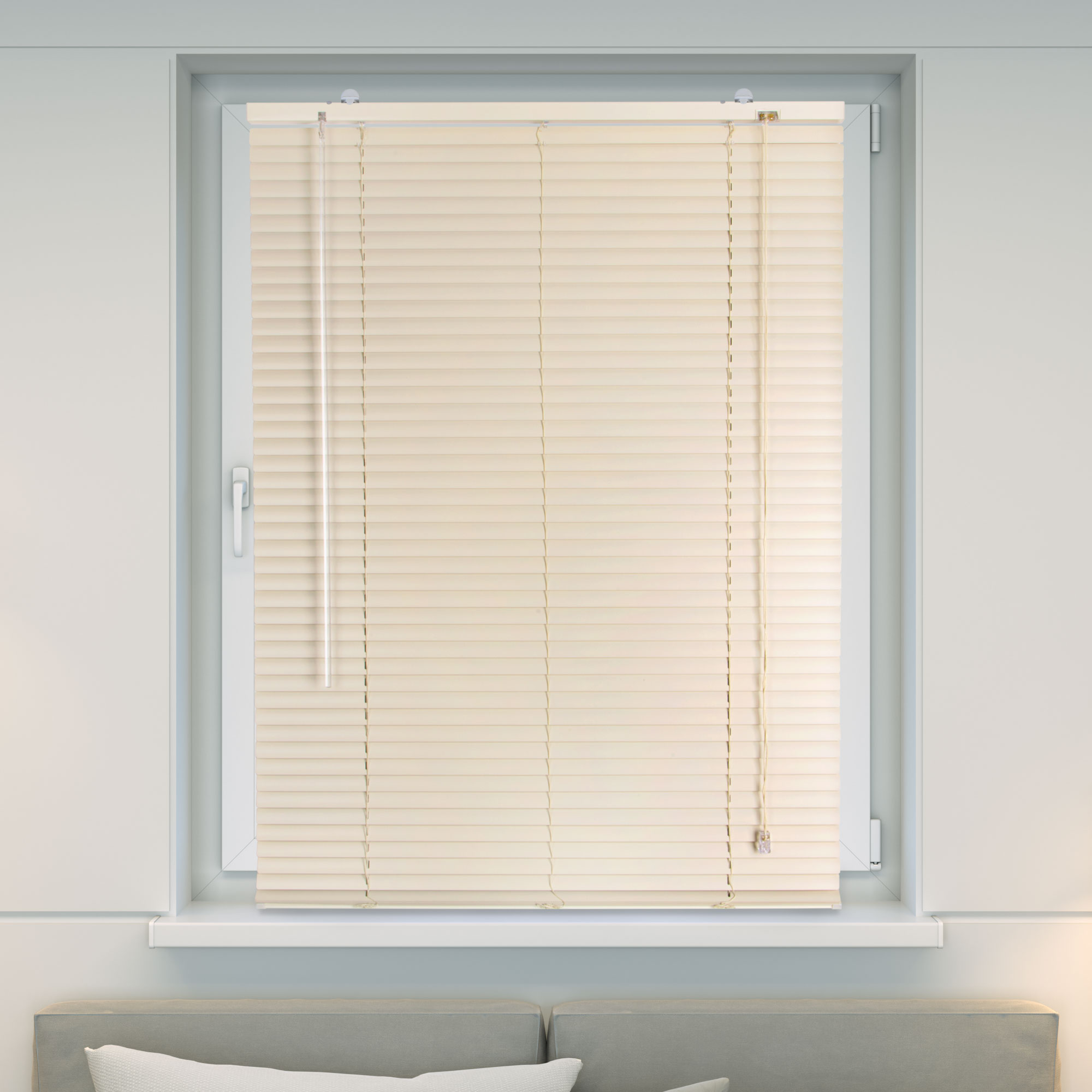 Fenster mit Jalousie, geschlossen, mit Bedienstab und Zugkette