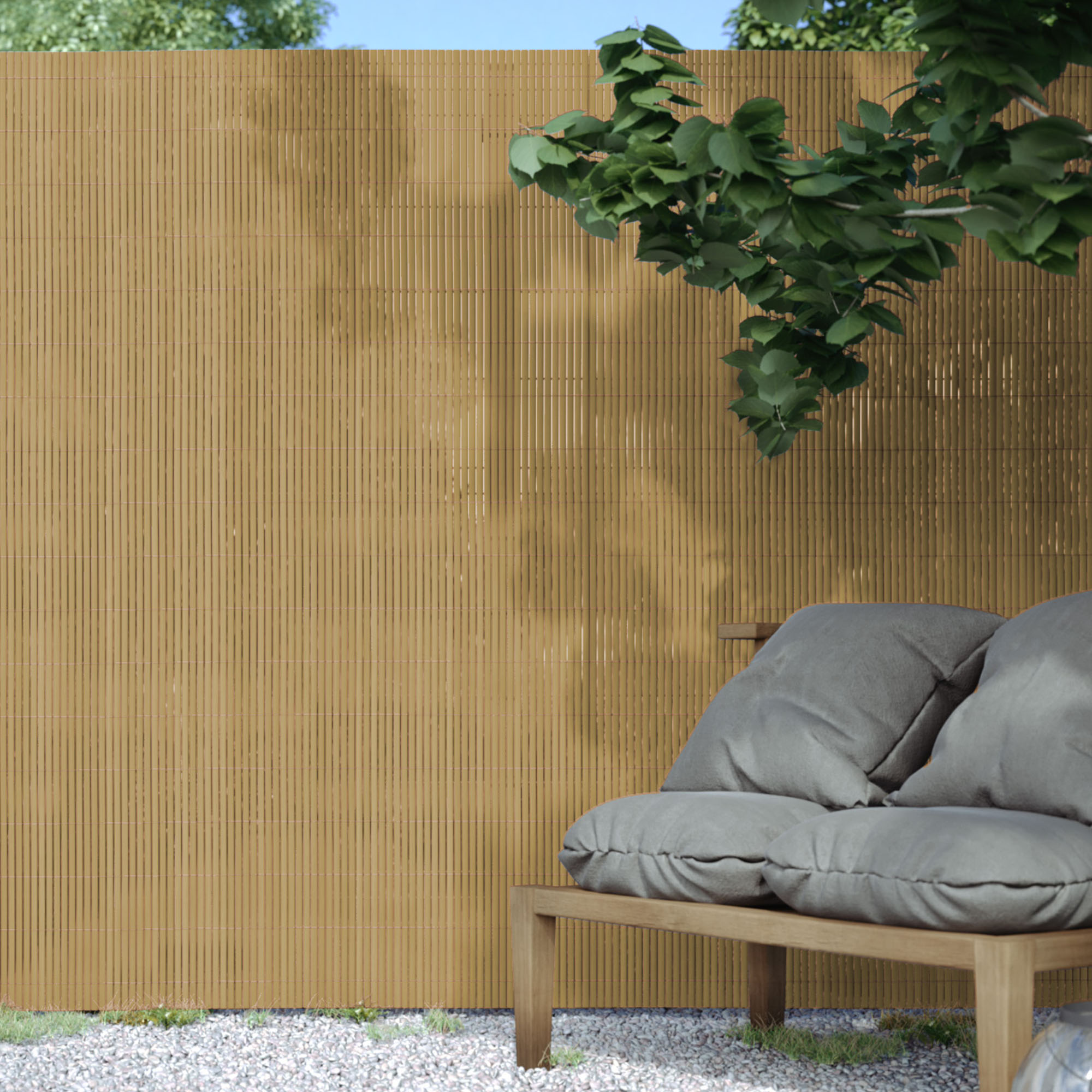 PVC Sichtschutzmatte im Garten hinter einem Sofa aus Holz mit Kissen