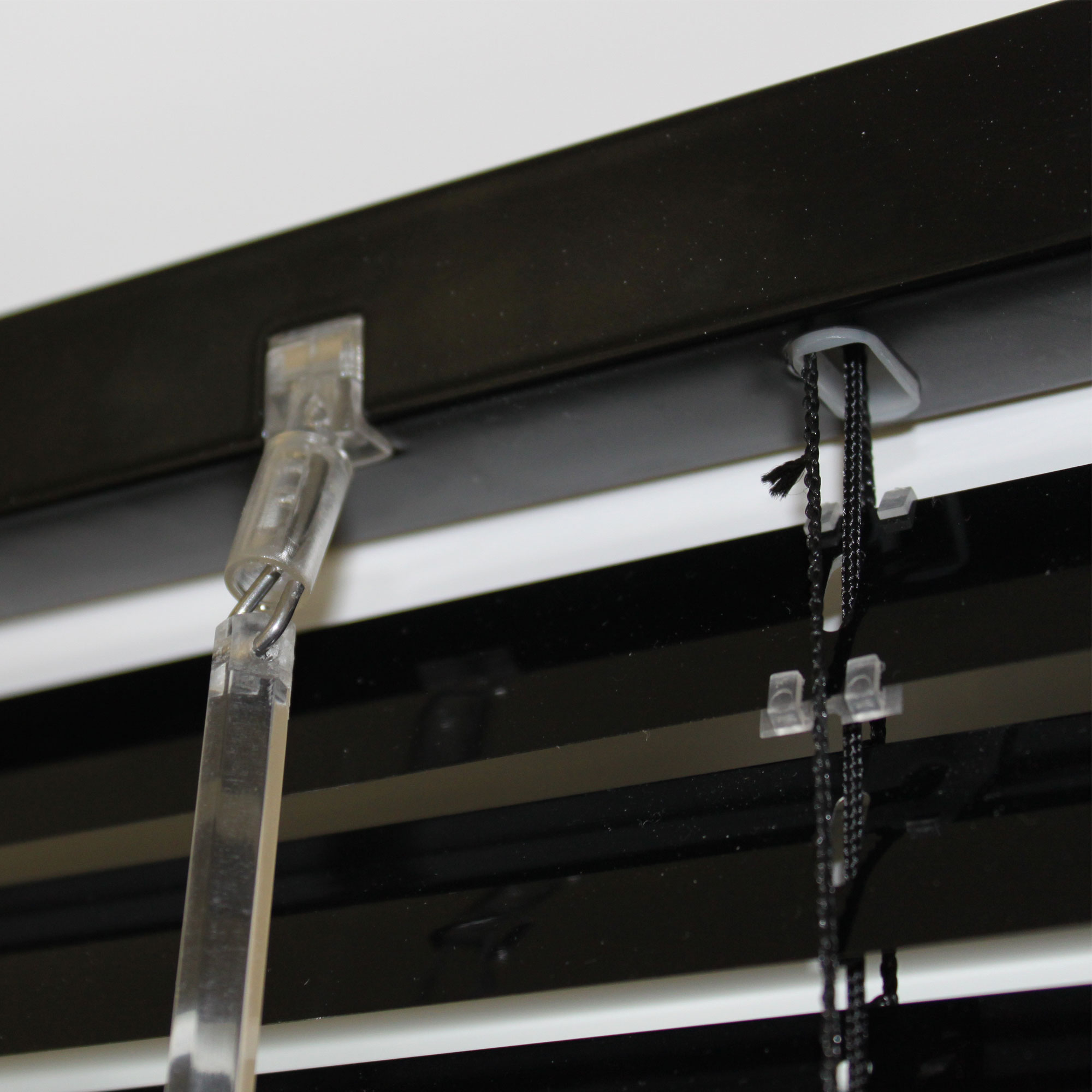 Jalousie mit Acryl-Wendestab und Schnüren zur Bedienung von Aluminiumlamellen