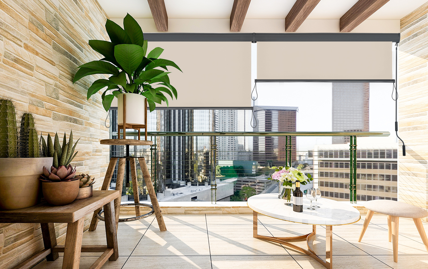 Senkrechtmarkisen mit Seitenführung auf Balkon, Stadtblick im Hintergrund