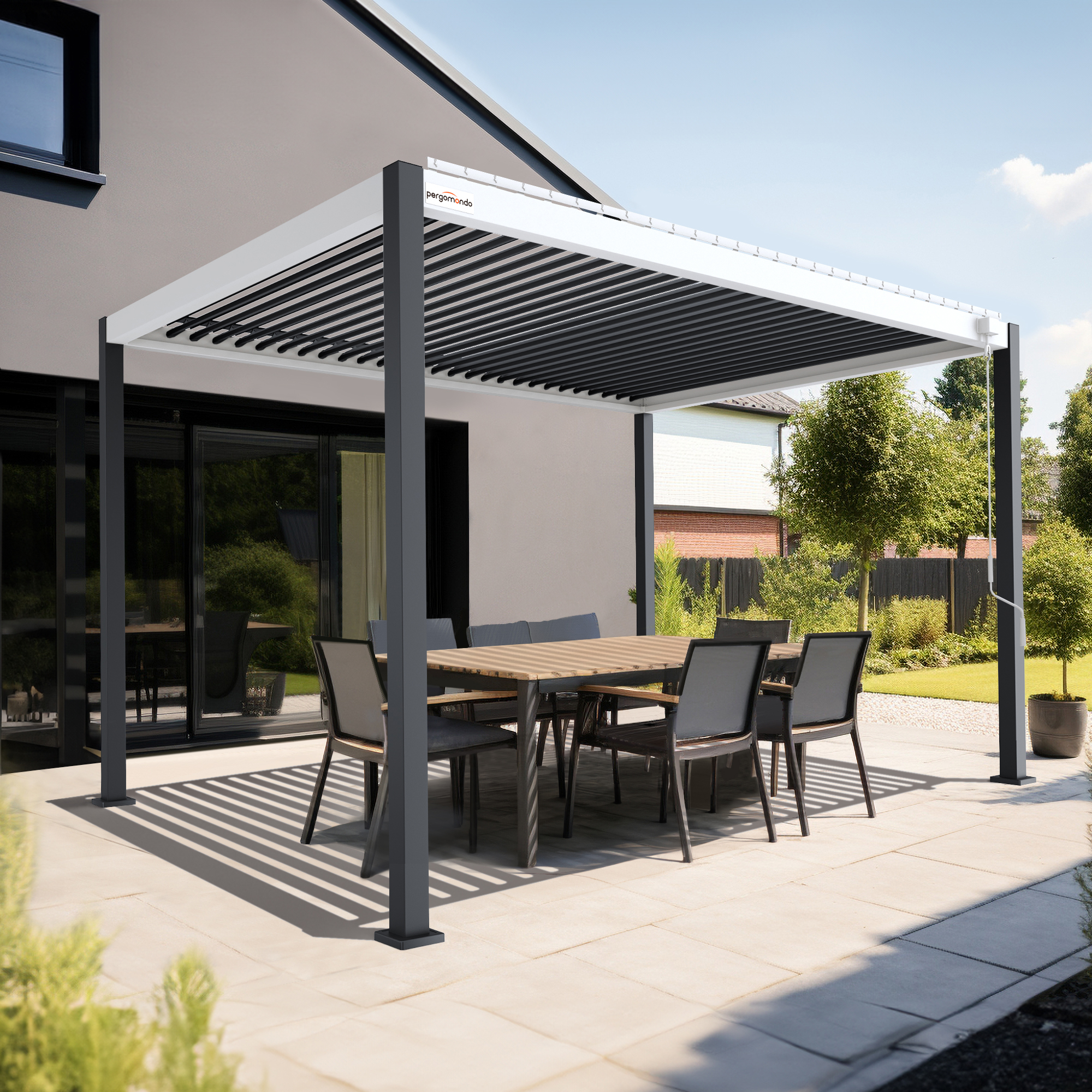 Pergola mit verstellbarem Lamellendach über einem Terrassenbereich mit Tisch und Stühlen
