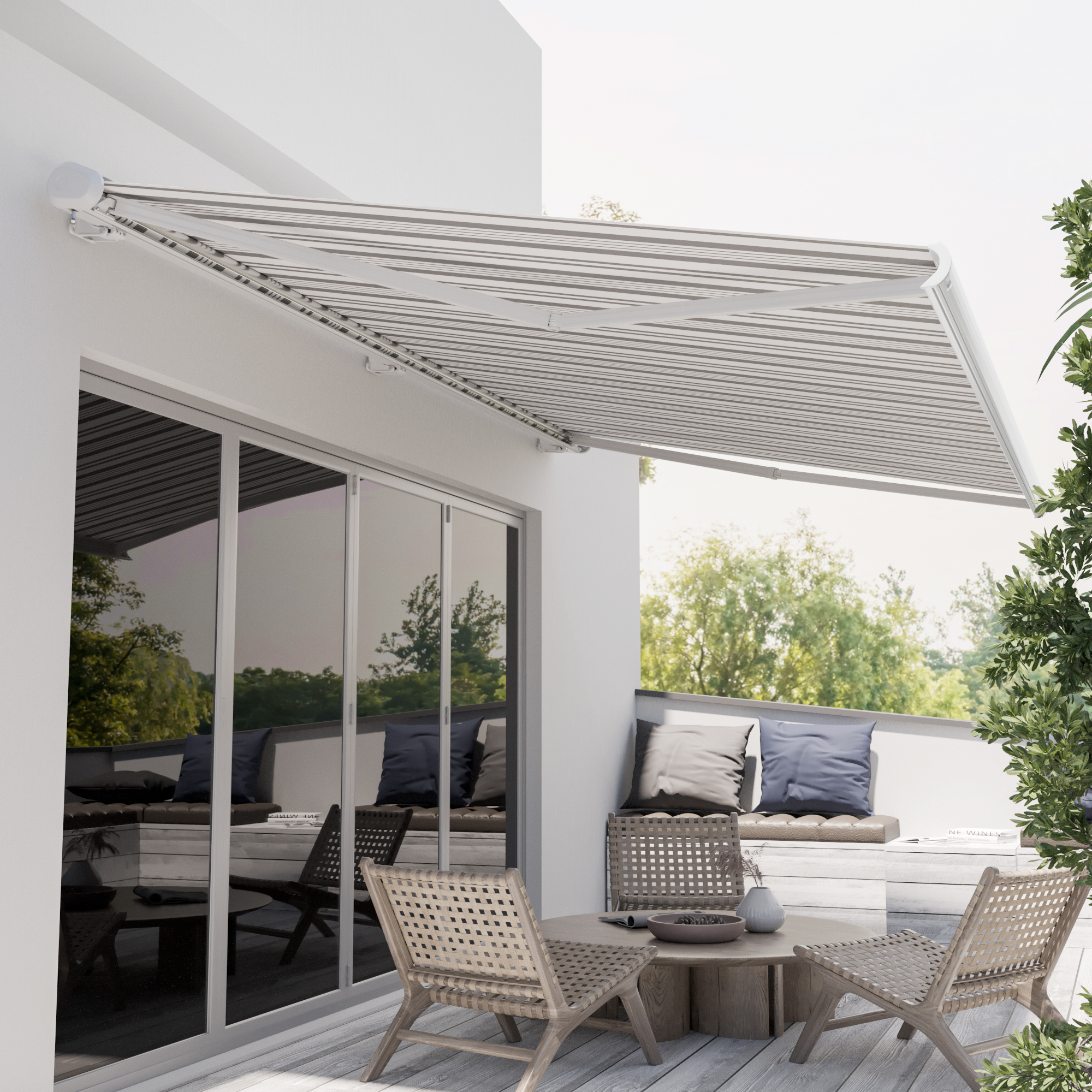Kassettenmarkise an Hauswand über Terrasse mit Sitzmöbeln und Pflanzen