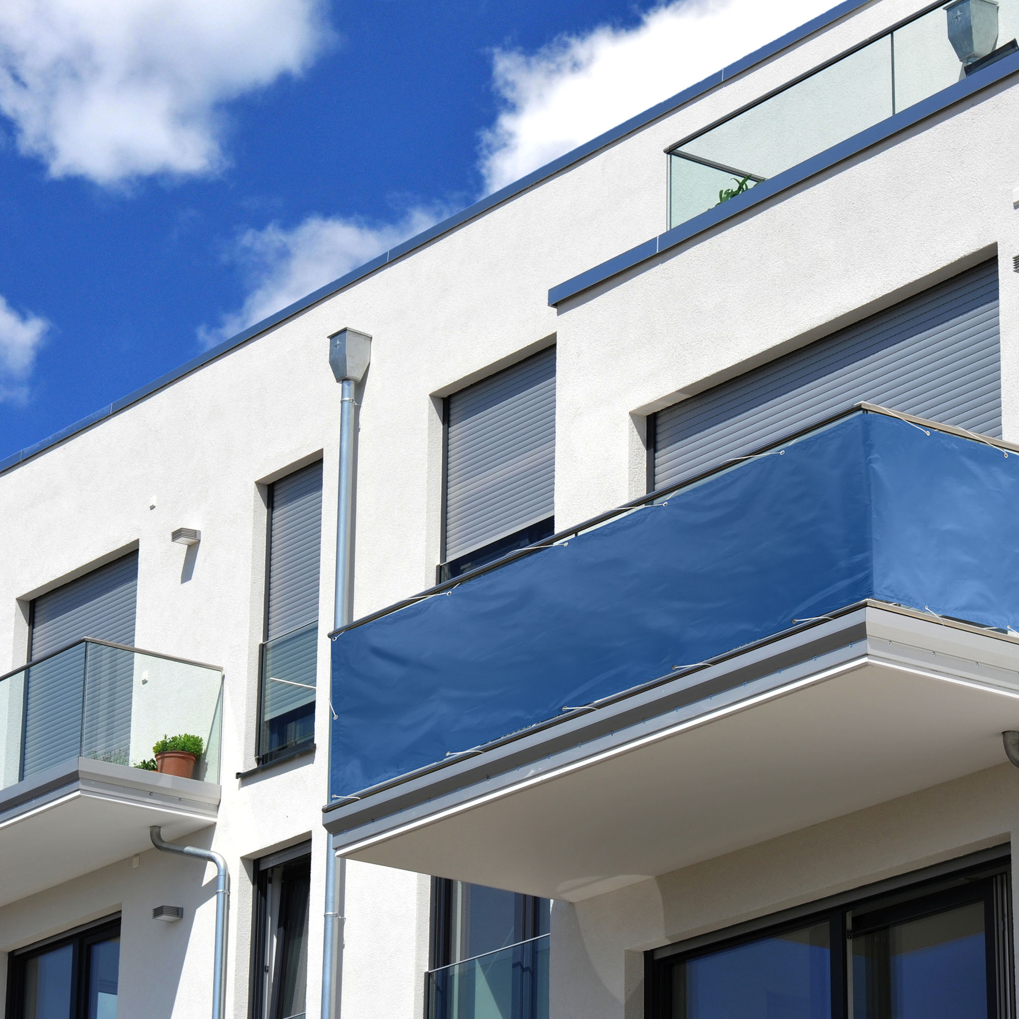 Balkon mit wasserdichter Polyesterbespannung an einem modernen Gebäude