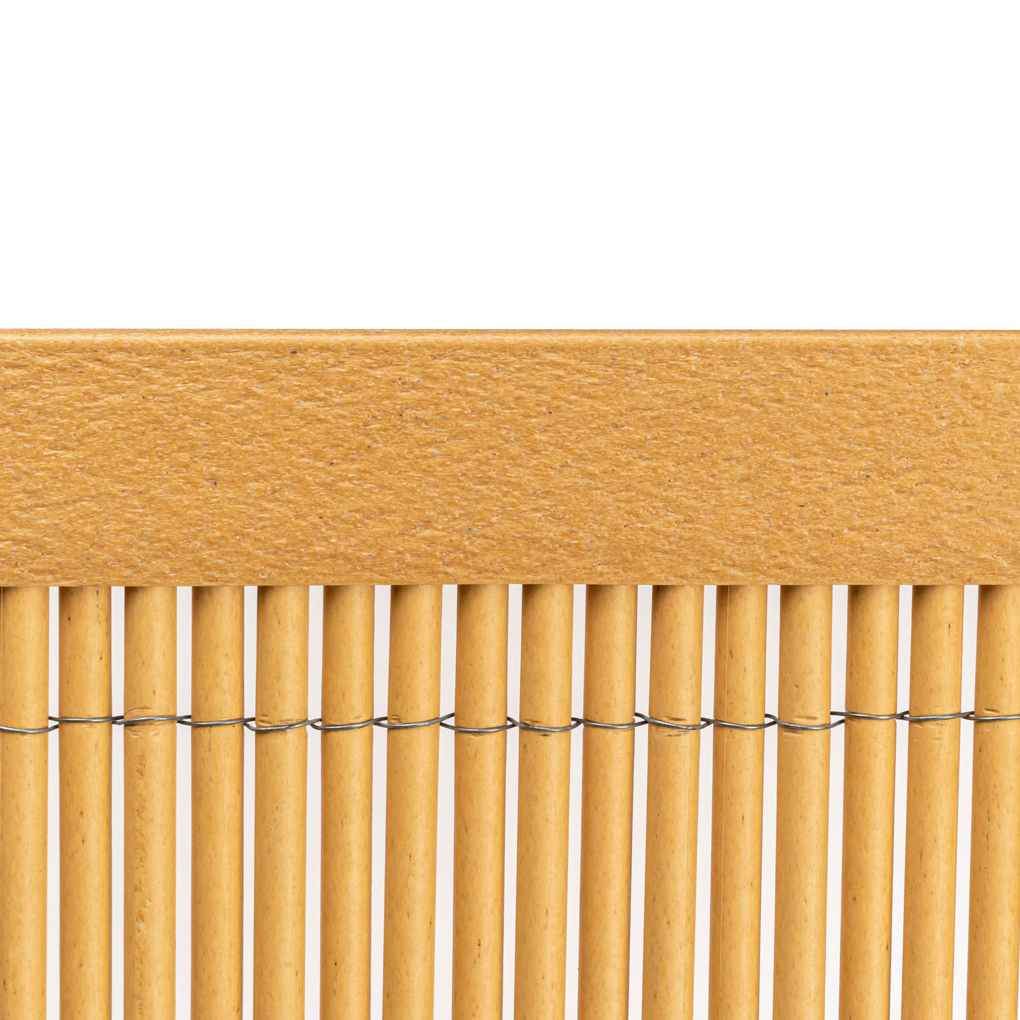 Abdeckprofil auf Sichtschutzmatte aus Bambusmaterial zur Stabilisierung und Abdeckung