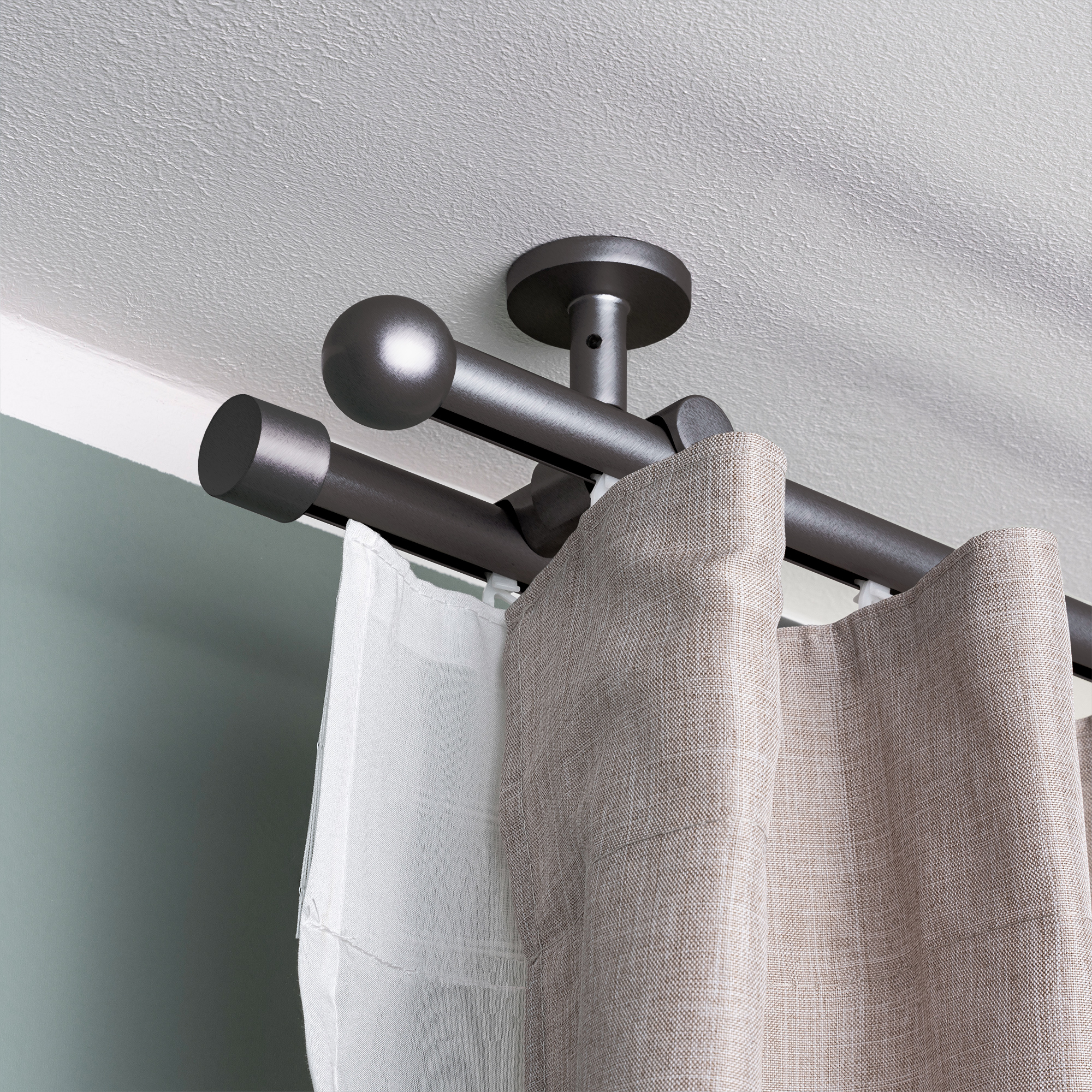 Gardinenstange Set mit Innenlauf und Kugelenden, montiert an der Decke mit Vorhängen