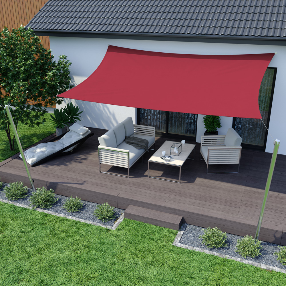 Dreieckiges Sonnensegel über Terrasse mit Sitzgruppe und Tisch