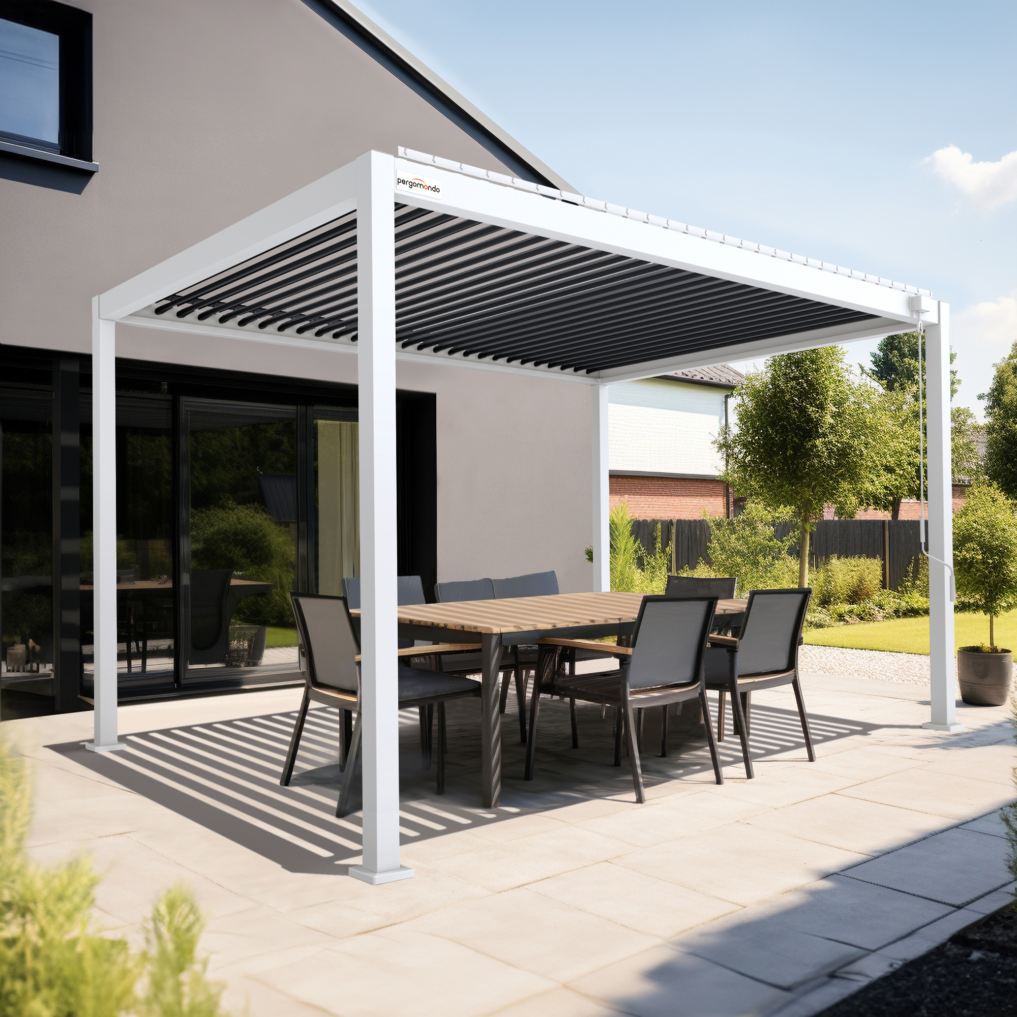 Pergola mit verstellbarem Lamellendach über einem Terrassenbereich mit Tisch und Stühlen