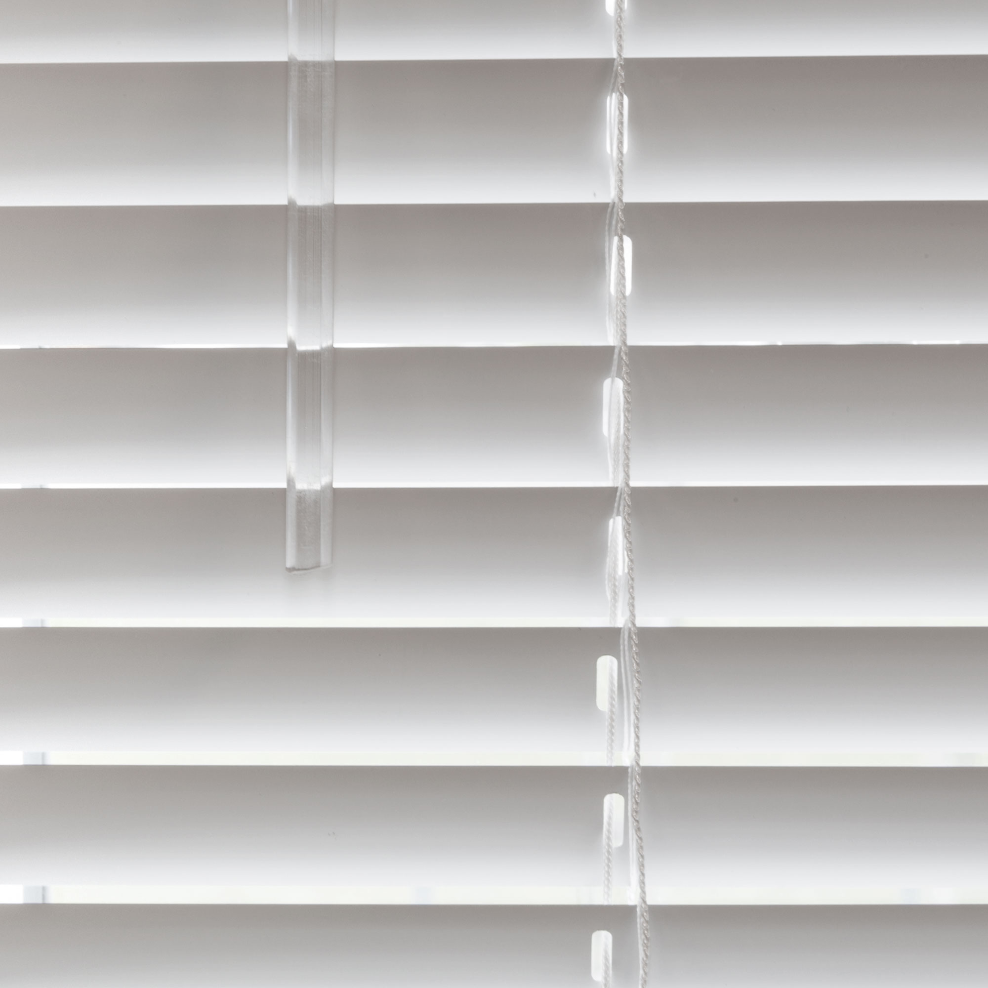 Jalousie mit Acryl-Wendestab und Aluminiumlamellen in geschlossener Position