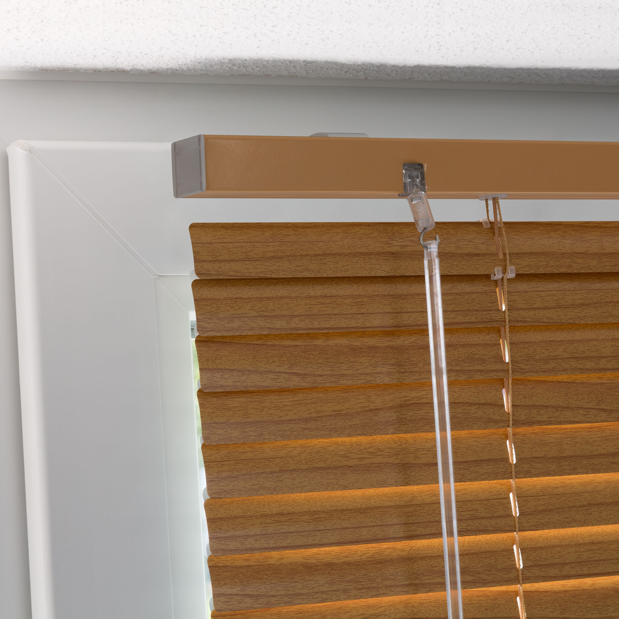 Aluminiumjalousie an einem Fenster mit verstellbaren Lamellen und Zugmechanismus