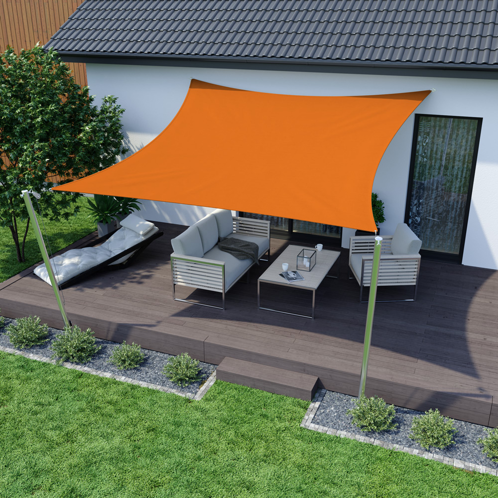 Dreieckiges Sonnensegel über Terrasse mit Sitzgruppe und Tisch