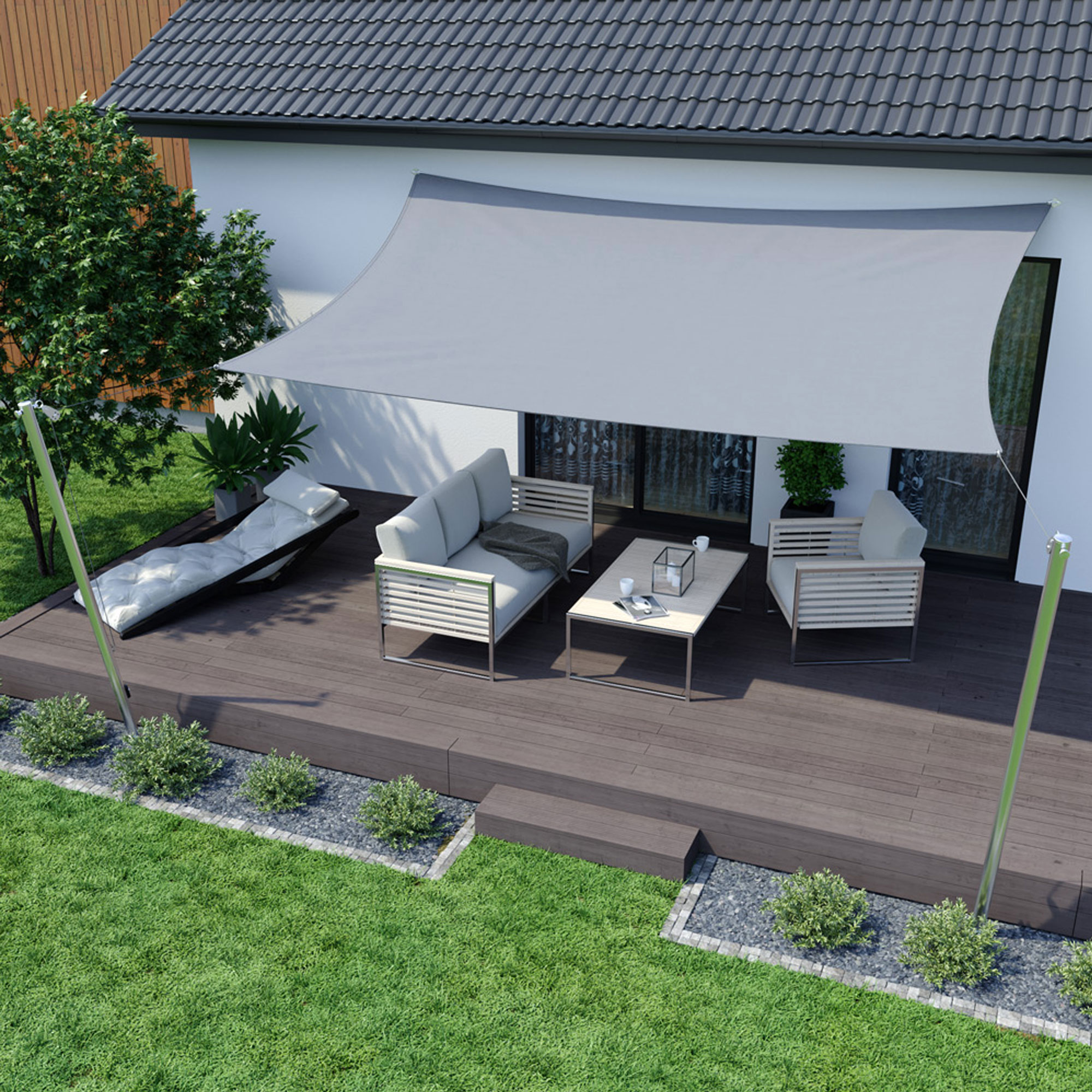 Dreieckiges Sonnensegel über Terrasse mit Sitzgruppe und Tisch