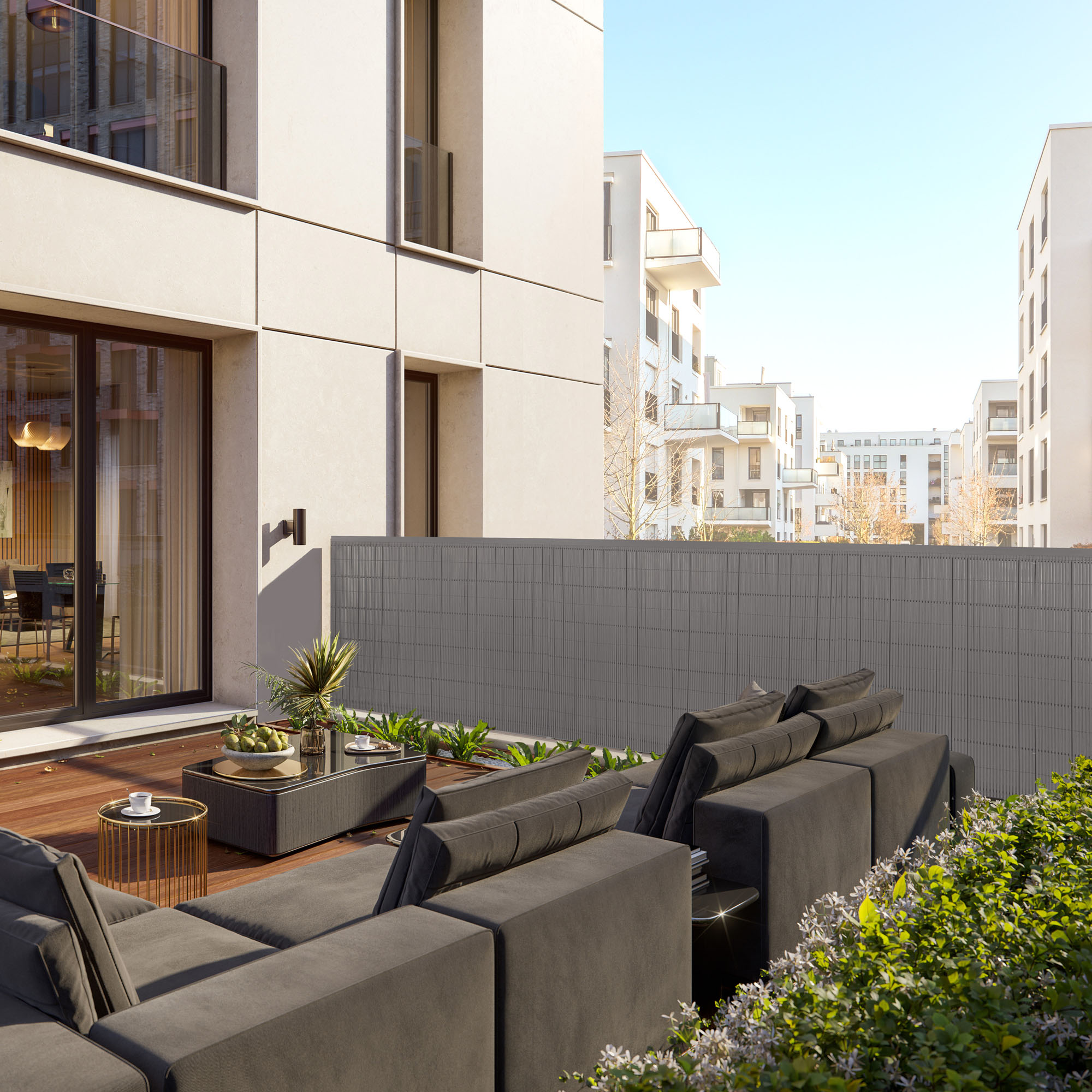 Sichtschutzmatte mit Abdeckprofil auf Balkon in moderner Wohnanlage
