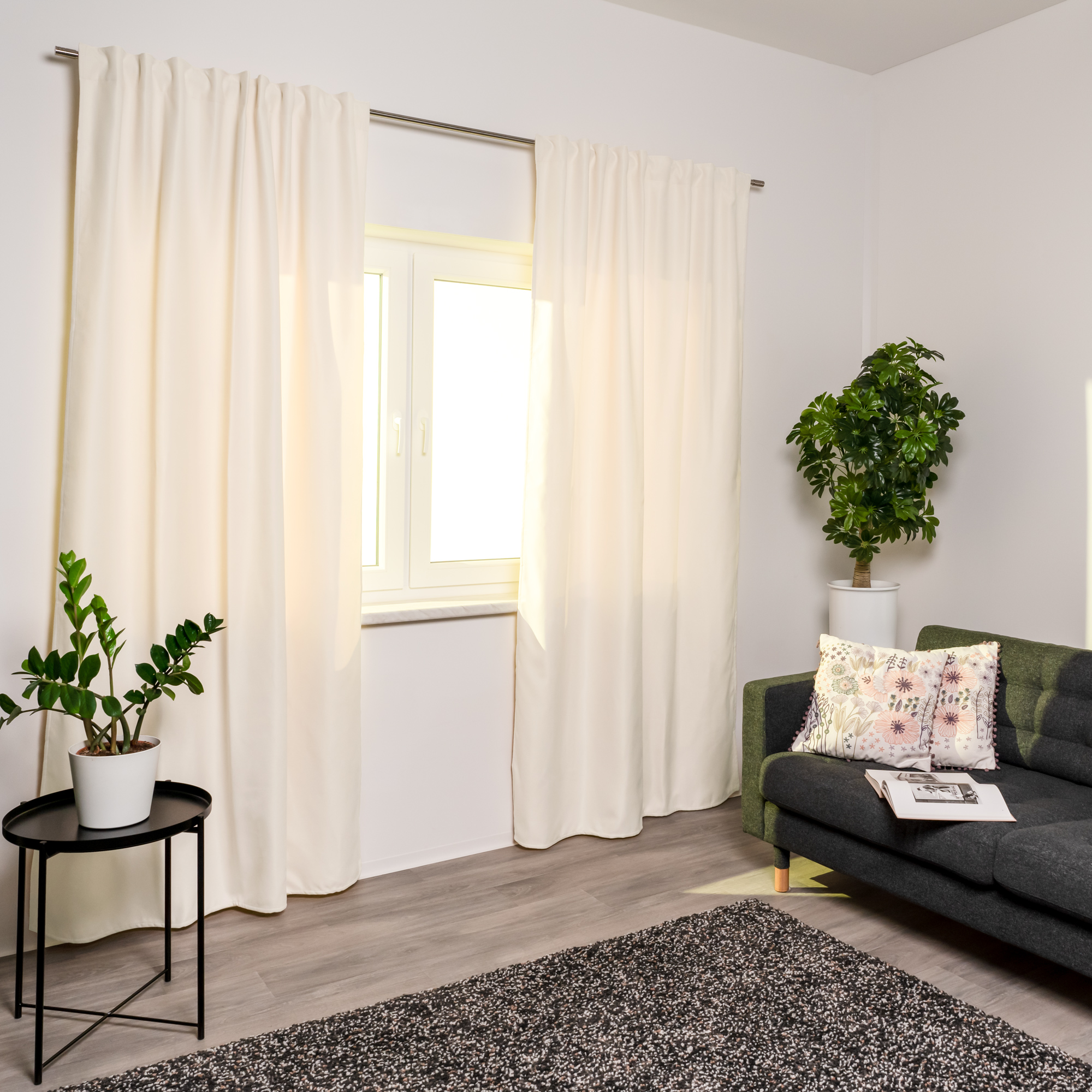 Thermo-Vorhang mit Kombiband an Fenster, dekoriert mit Pflanzen und Sofa im Raum