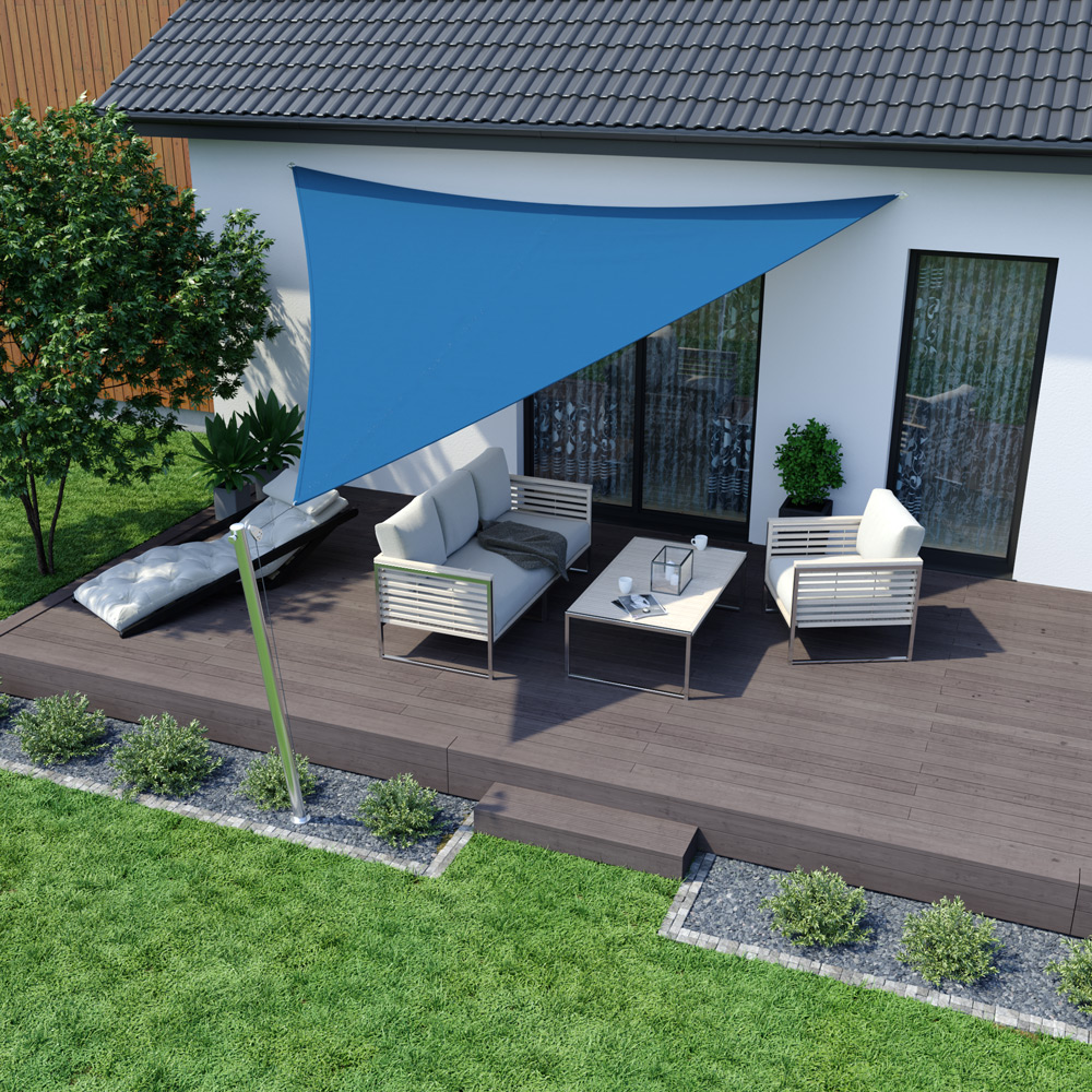 Dreieckiges Sonnensegel über Terrasse mit Sitzgruppe und Tisch