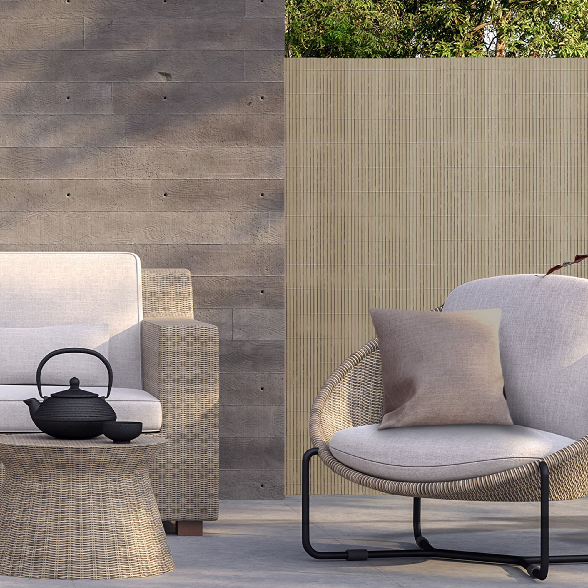 Sichtschutzmatte aus PVC auf Terrasse mit Möbeln und Teekanne im Vordergrund