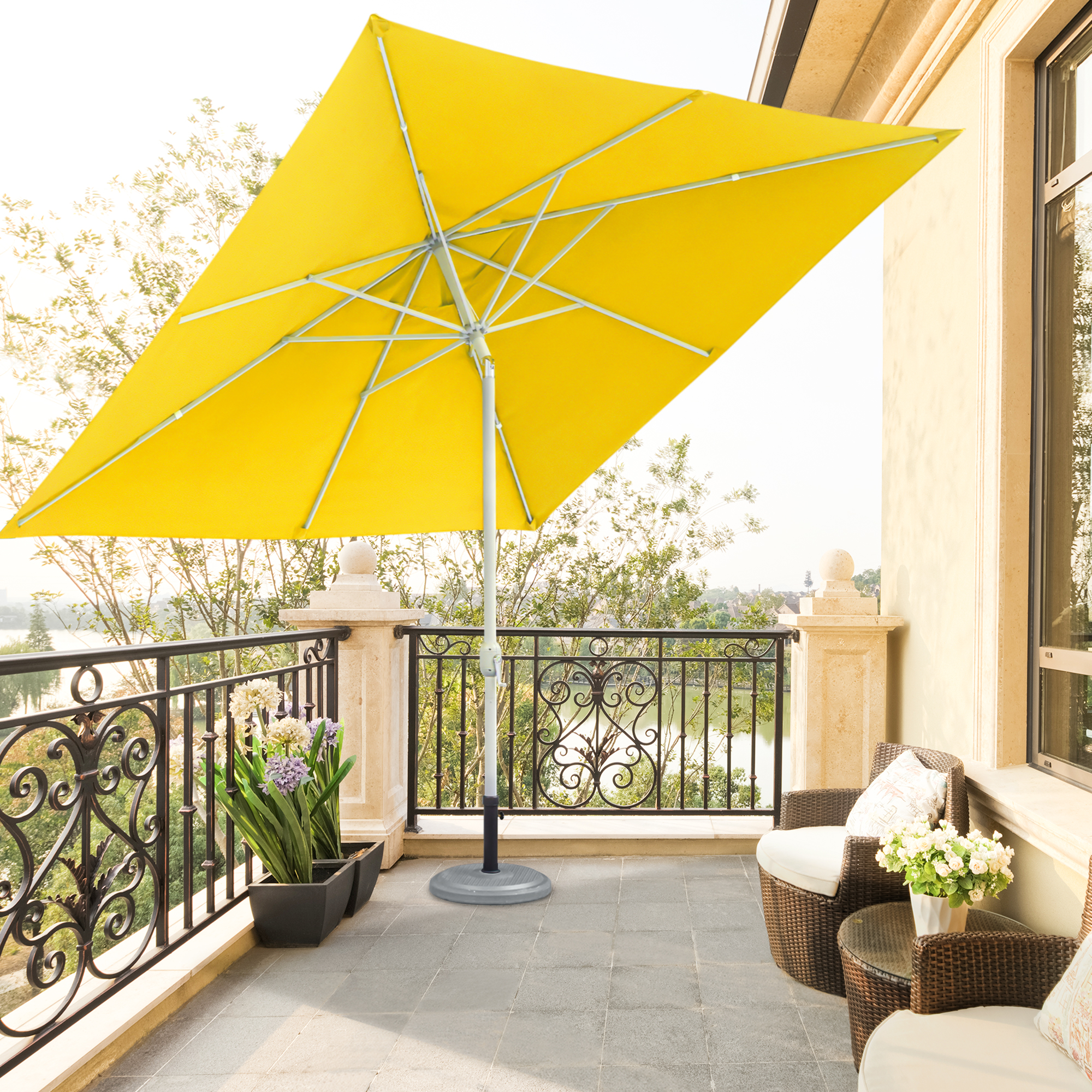 Sonnenschirm auf Terrasse mit Schirmständer, umgeben von Pflanzen und Möbeln