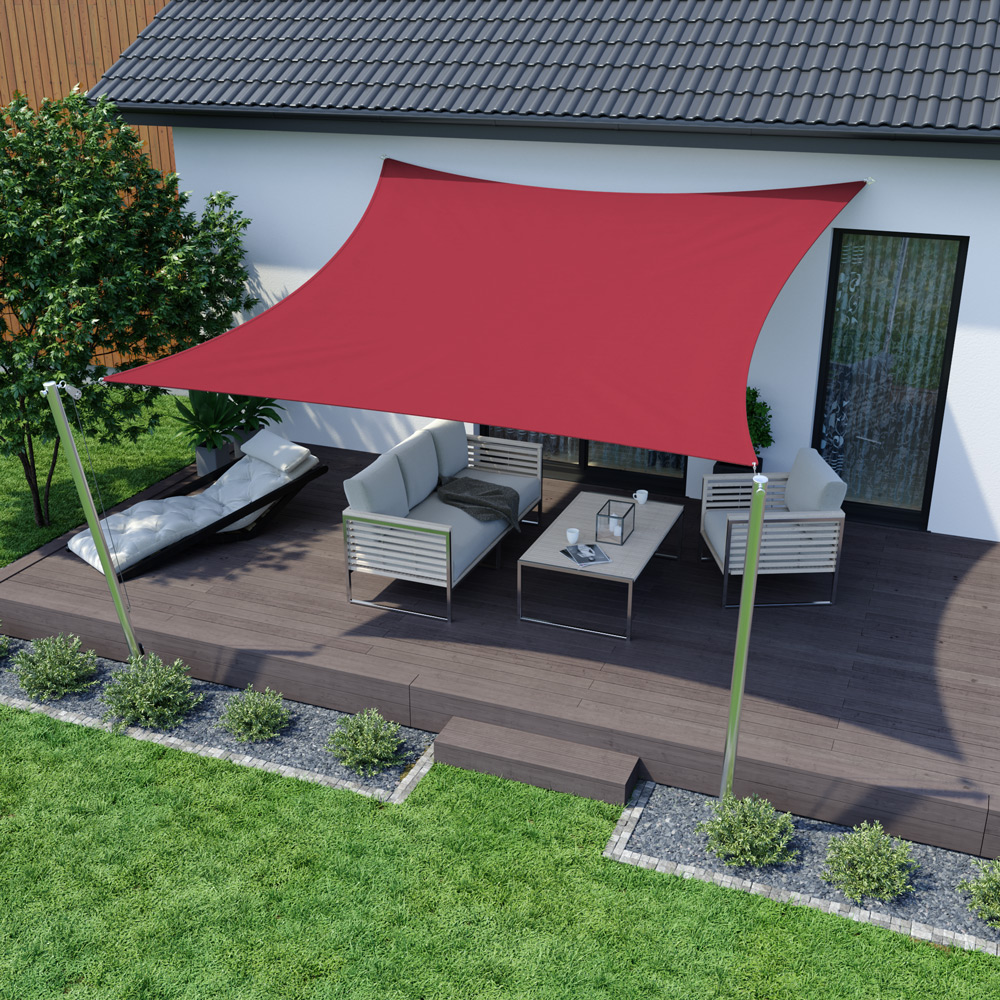 Dreieckiges Sonnensegel über Terrasse mit Sitzgruppe und Tisch