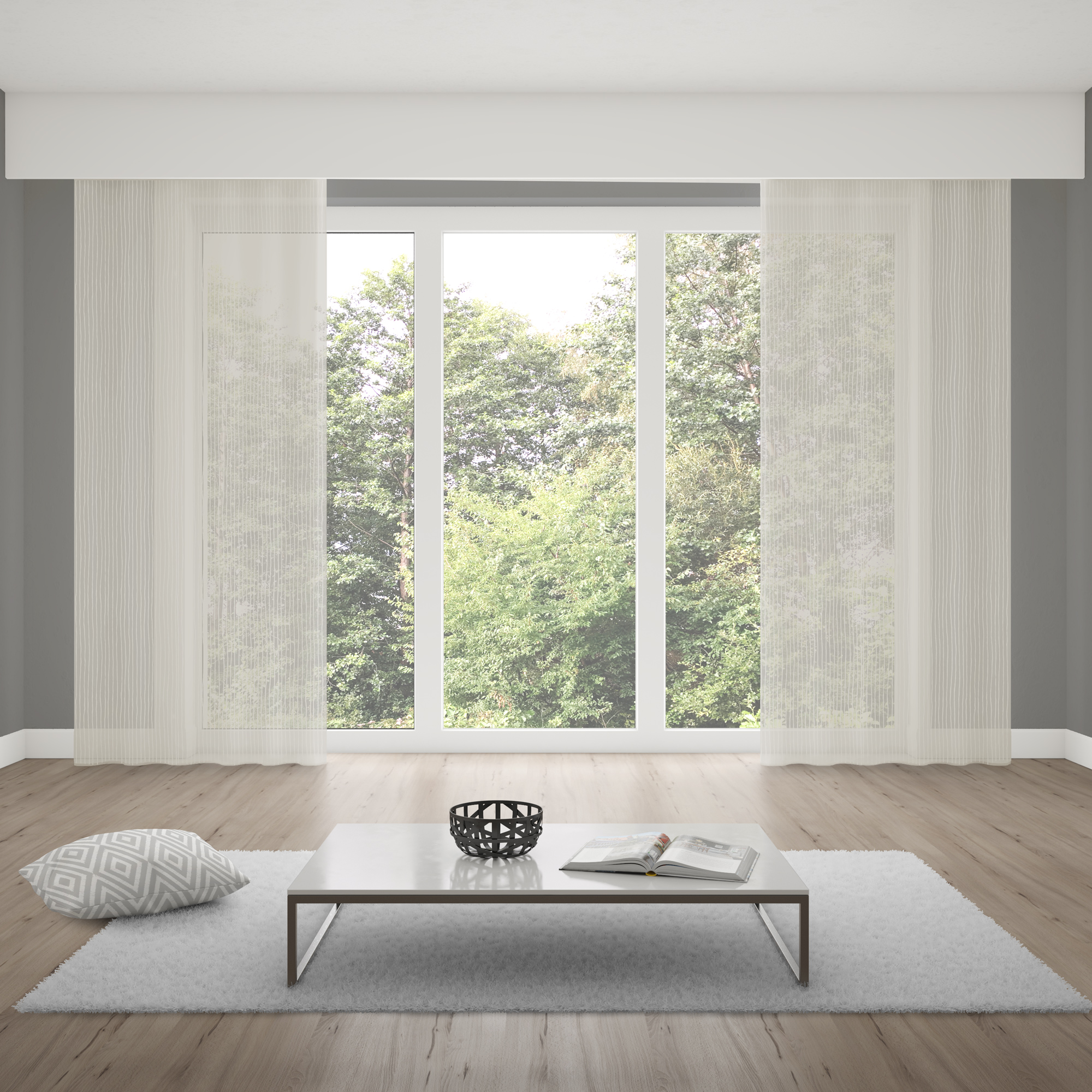 Wohnzimmer mit großem Fenster, Vorhängen, Couchtisch, Kissen und Teppich