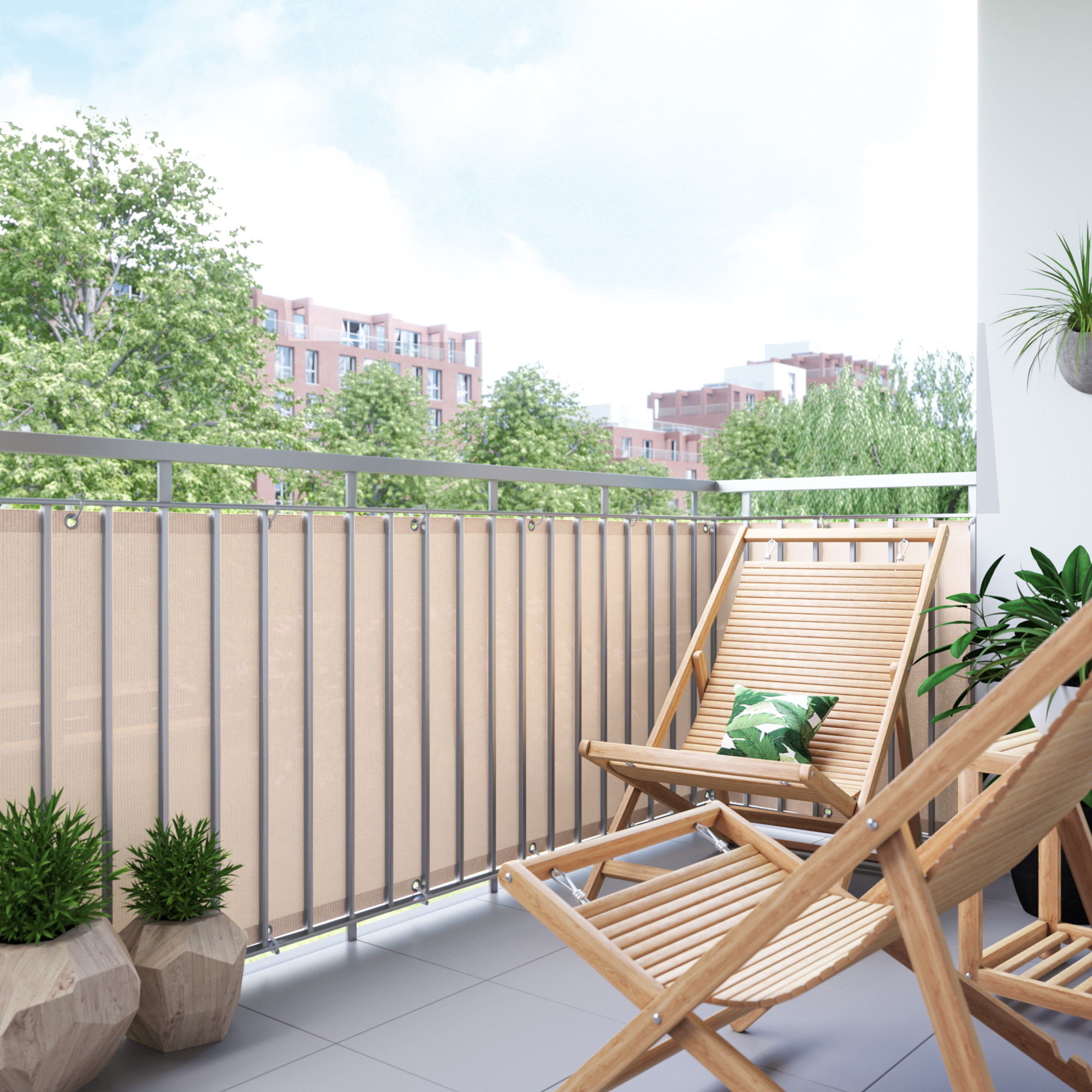 Balkon mit Bespannung aus atmungsaktivem Material, umgeben von Pflanzen und Stühlen