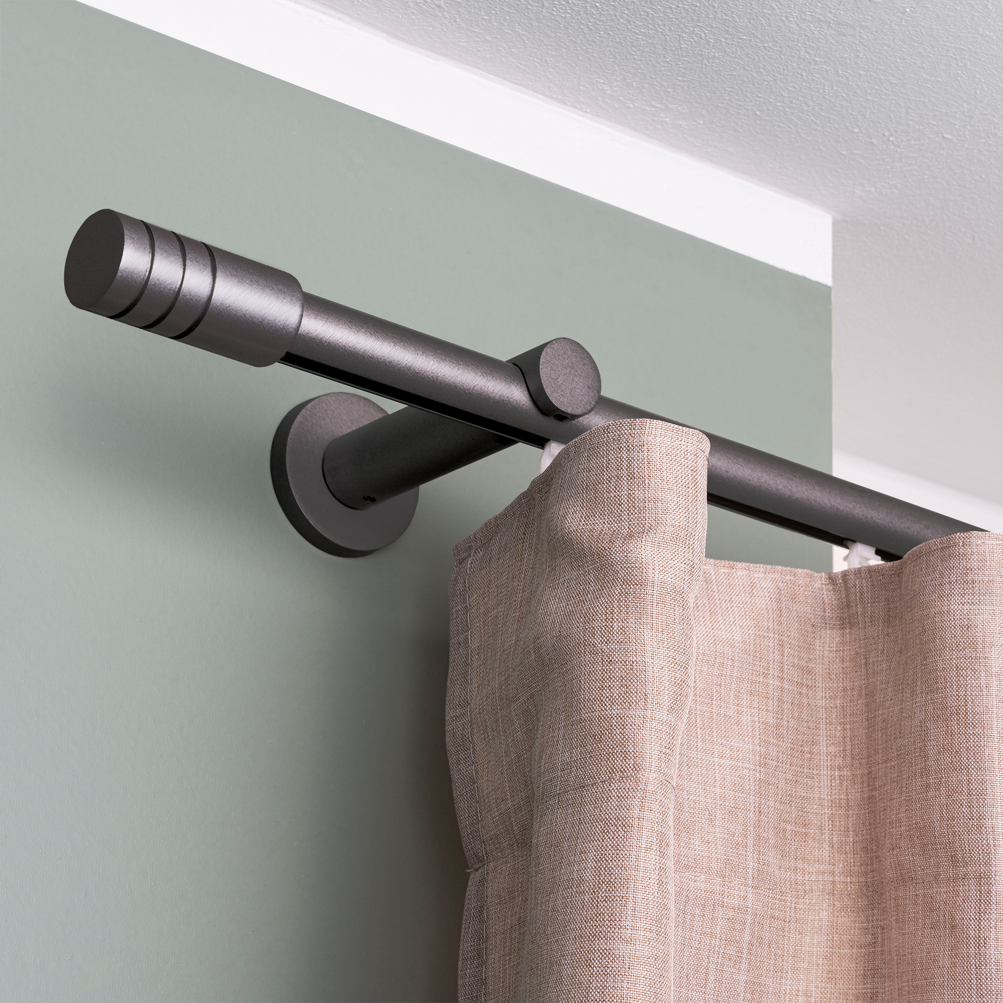 Gardinenstange Set mit Innenlauf und montiertem Vorhang an der Wand befestigt