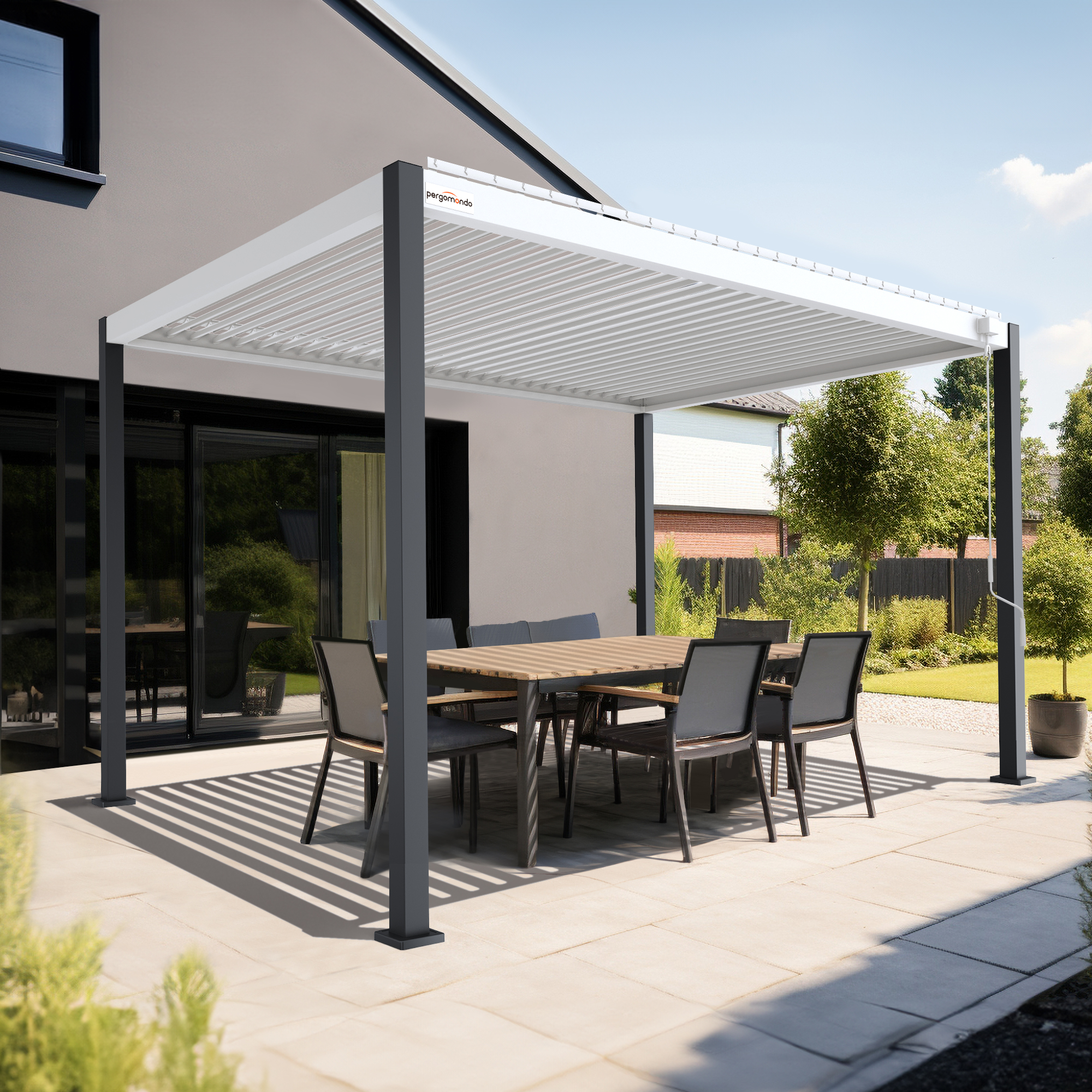 Pergola mit Lamellendach über einem Terrassenbereich mit Tisch und Stühlen