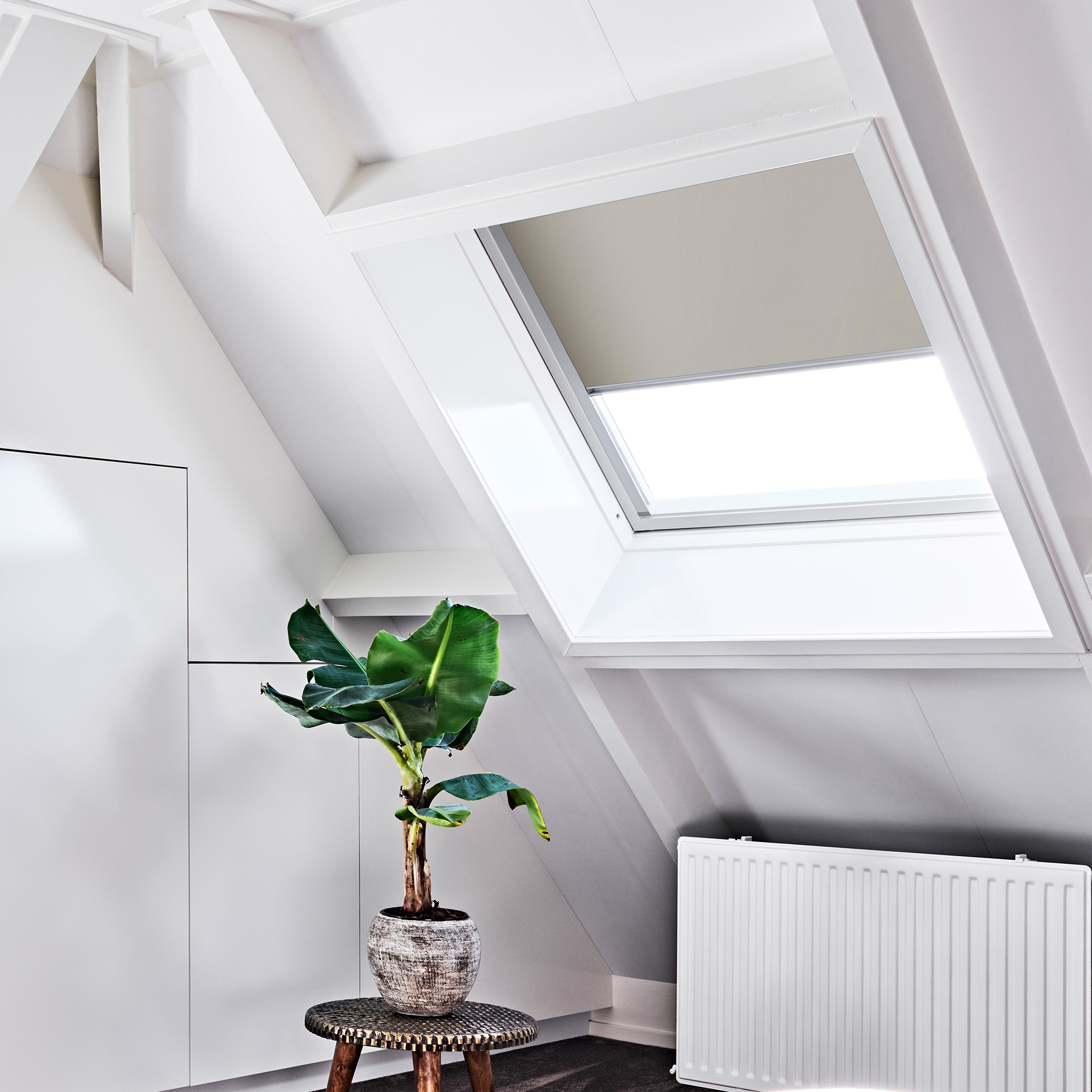 Dachfenster mit maßgefertigtem Rollo und Schraubmontage in einem modernen Raum