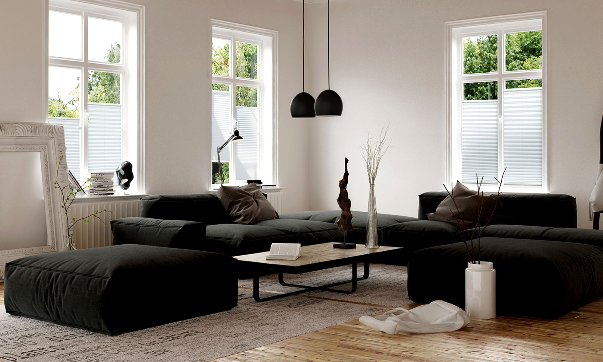 Wohnzimmer mit großen Fenstern, modernen Möbeln und dekorativen Elementen