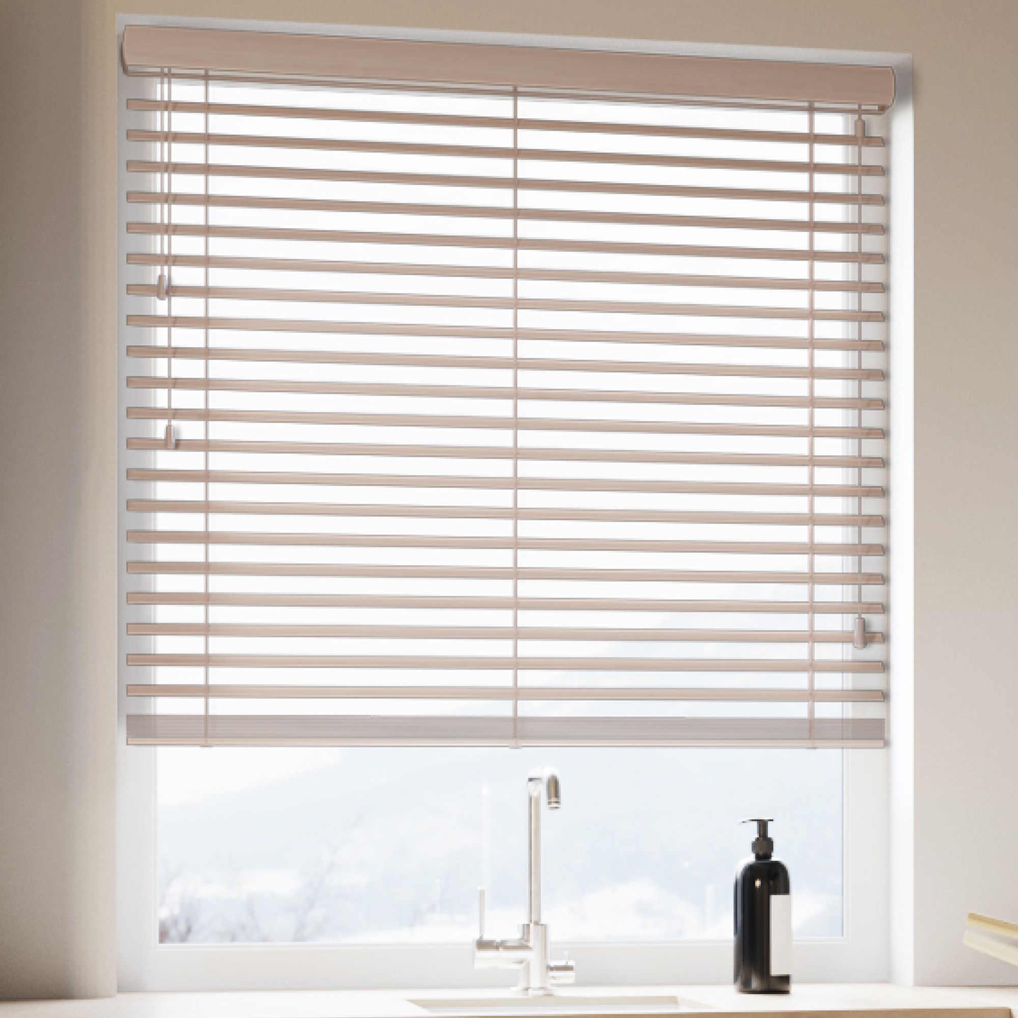Jalousie aus Holz und Bambus vor einem Fenster, maßgefertigt mit 25 mm Lamellen