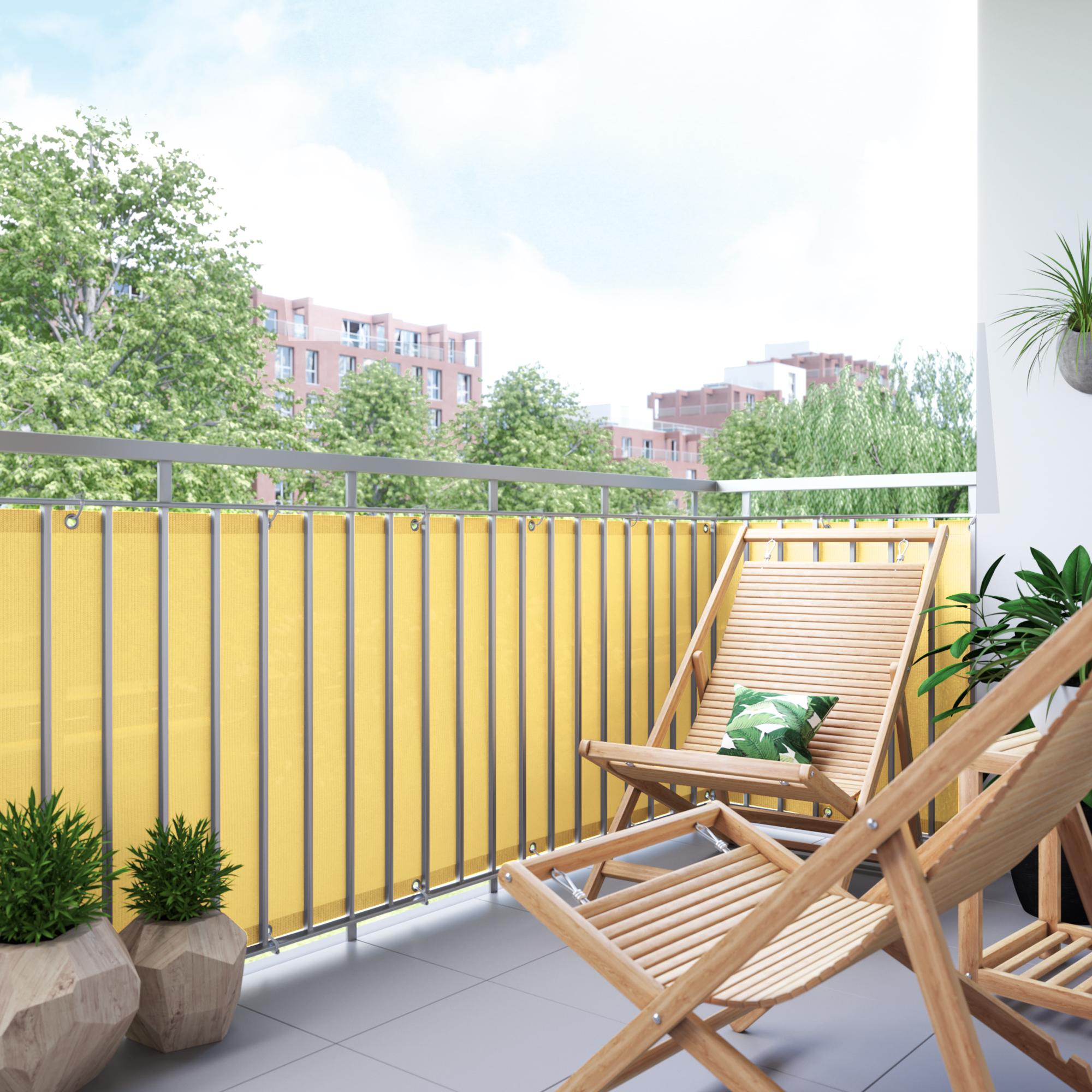Balkon mit Bespannung aus atmungsaktivem Material, umgeben von Pflanzen und Stühlen