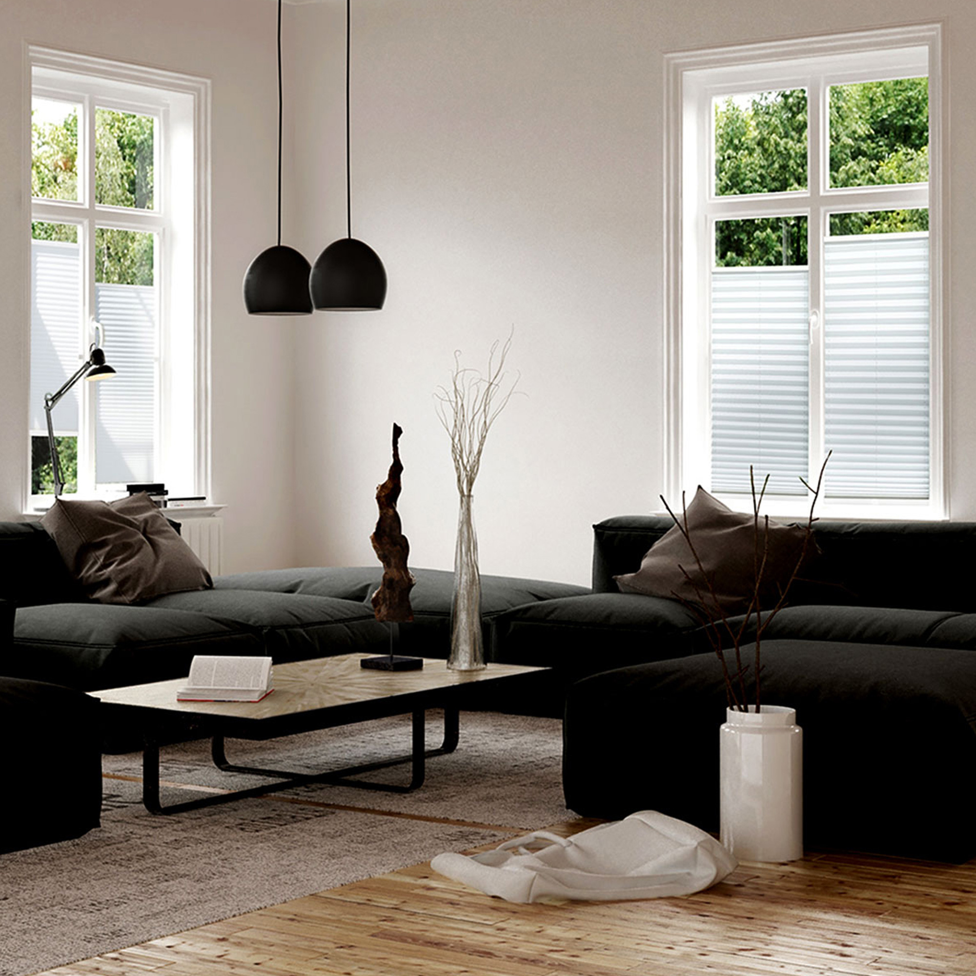 Wohnzimmer mit Sofas, Couchtisch, Lampen und Fenstern mit Plissees im Hintergrund