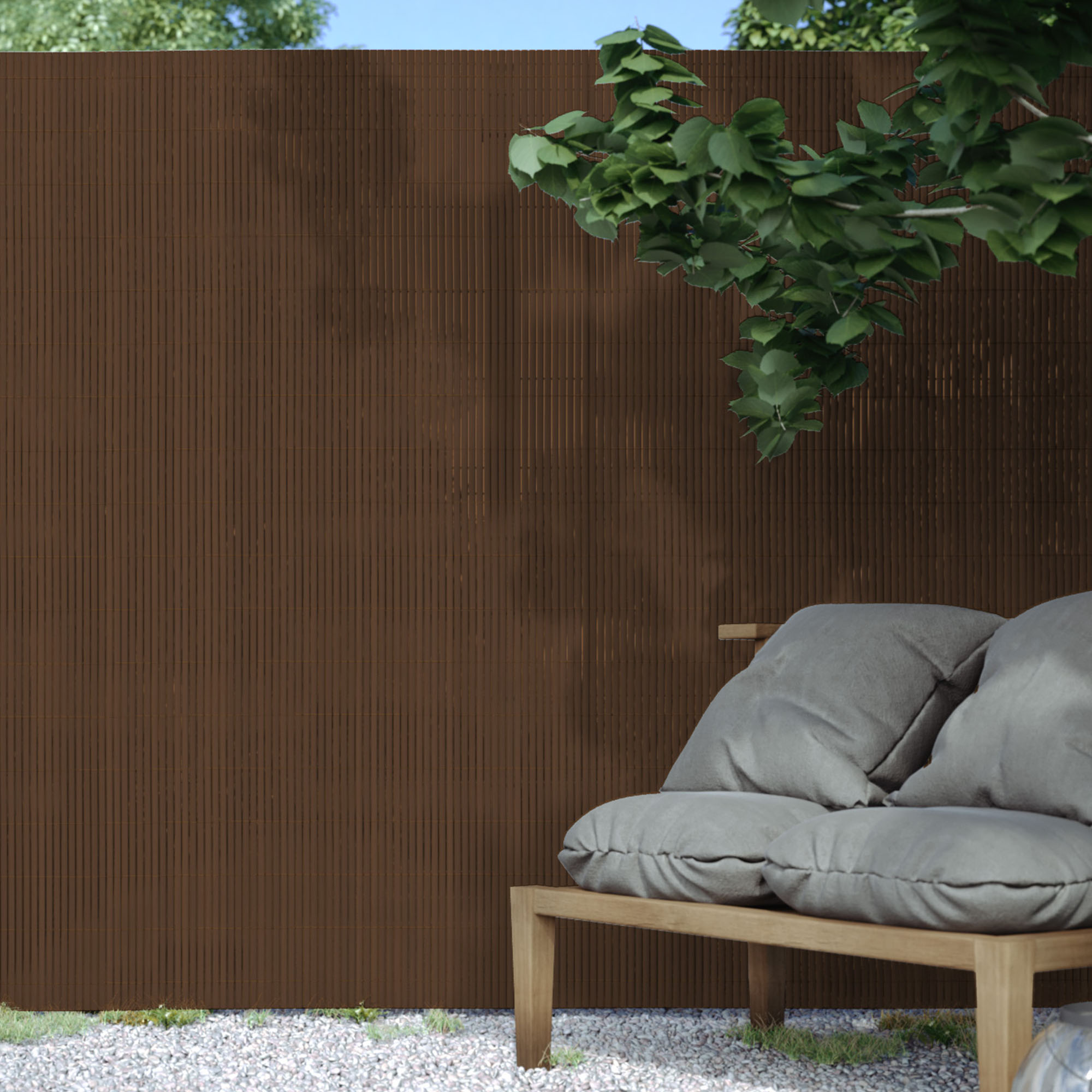 Sichtschutzmatte aus PVC hinter einem Gartenstuhl mit Kissen im Außenbereich
