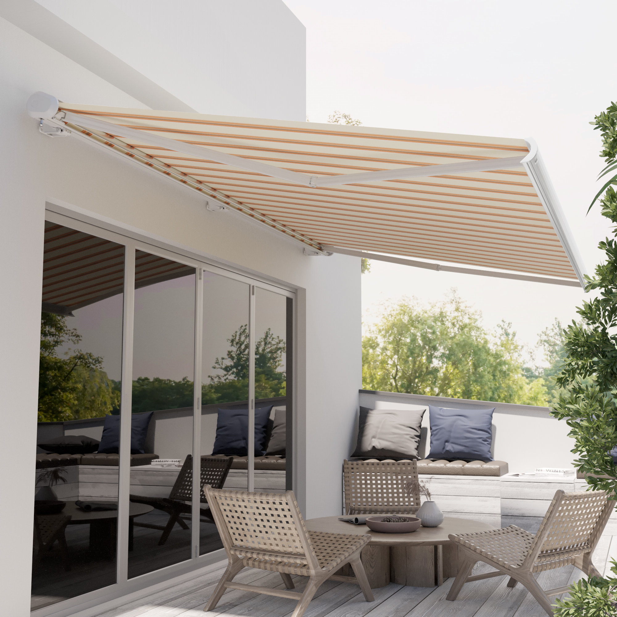 Kassettenmarkise an Hauswand über Terrasse mit Sitzmöbeln und Pflanzen