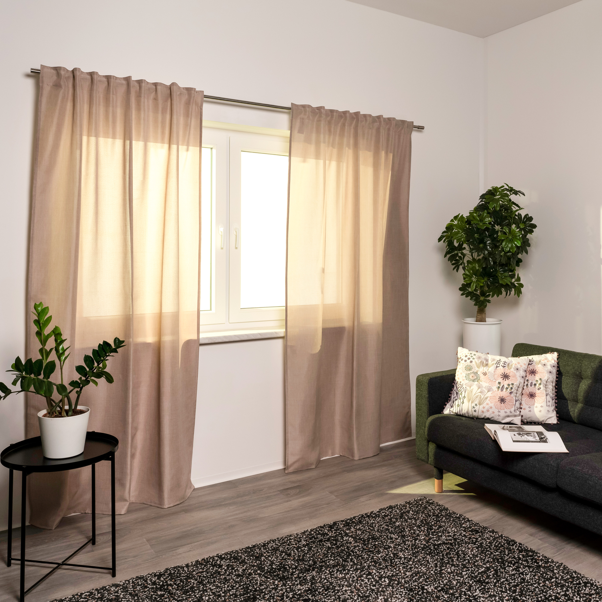 Vorhang mit Kombiband vor Fenster in modernem Wohnzimmer mit Pflanzen und Sofa