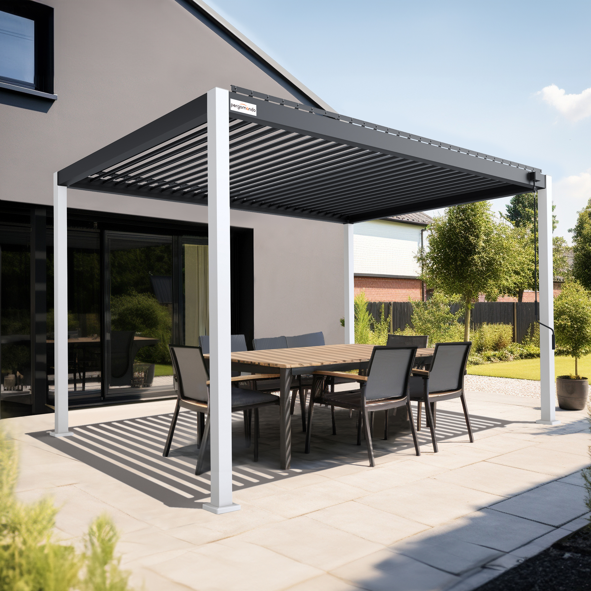 Pergola mit verstellbarem Lamellendach über einem Terrassenbereich mit Tisch und Stühlen