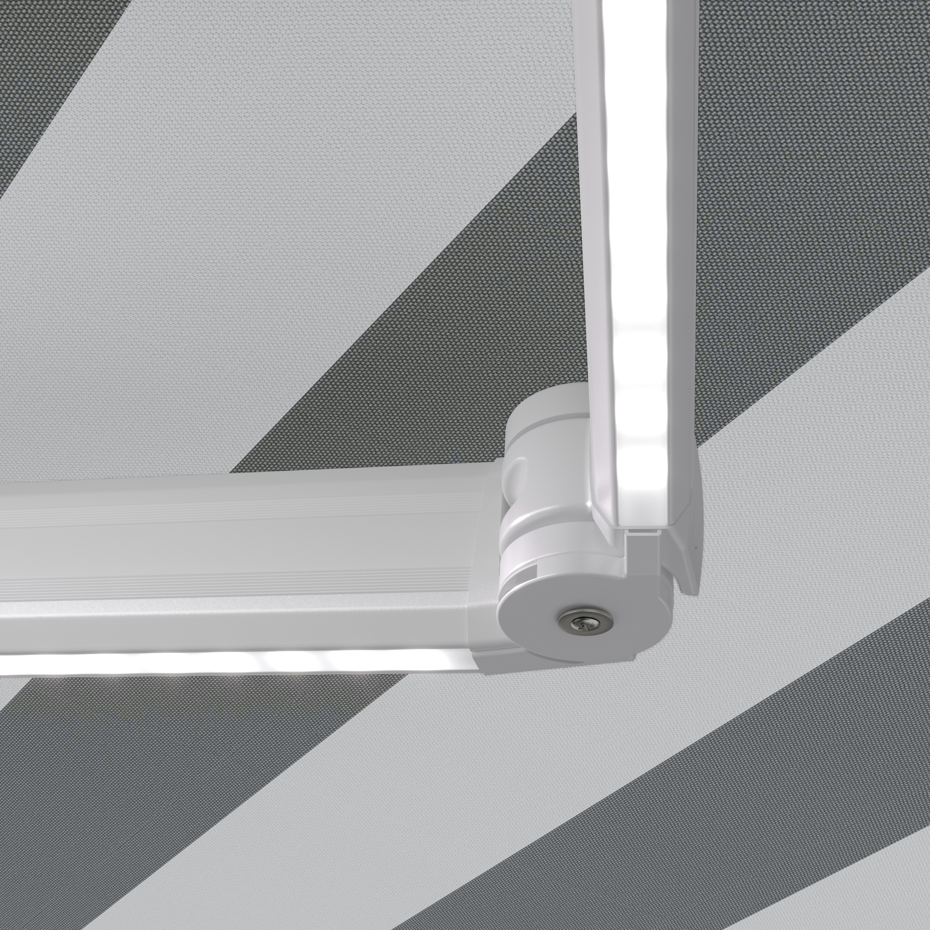 Detailansicht einer Kassettenmarkise mit LED-Beleuchtung und Gelenkmechanismus