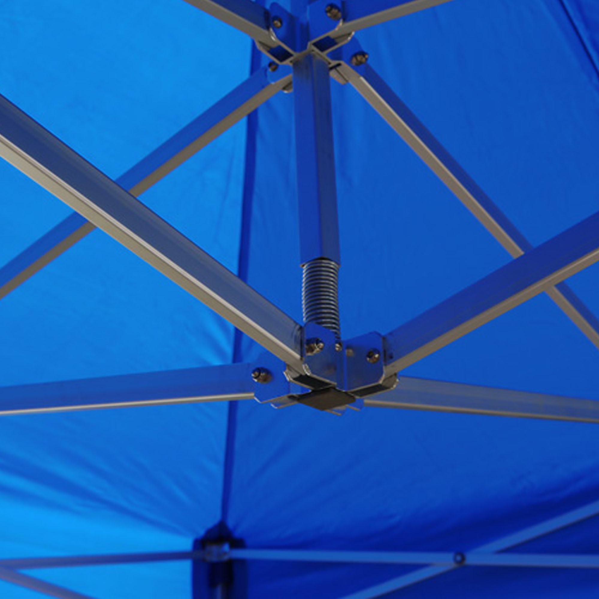 Struktur eines Faltpavillon-Dachs mit Metallstreben und Verbindungselementen