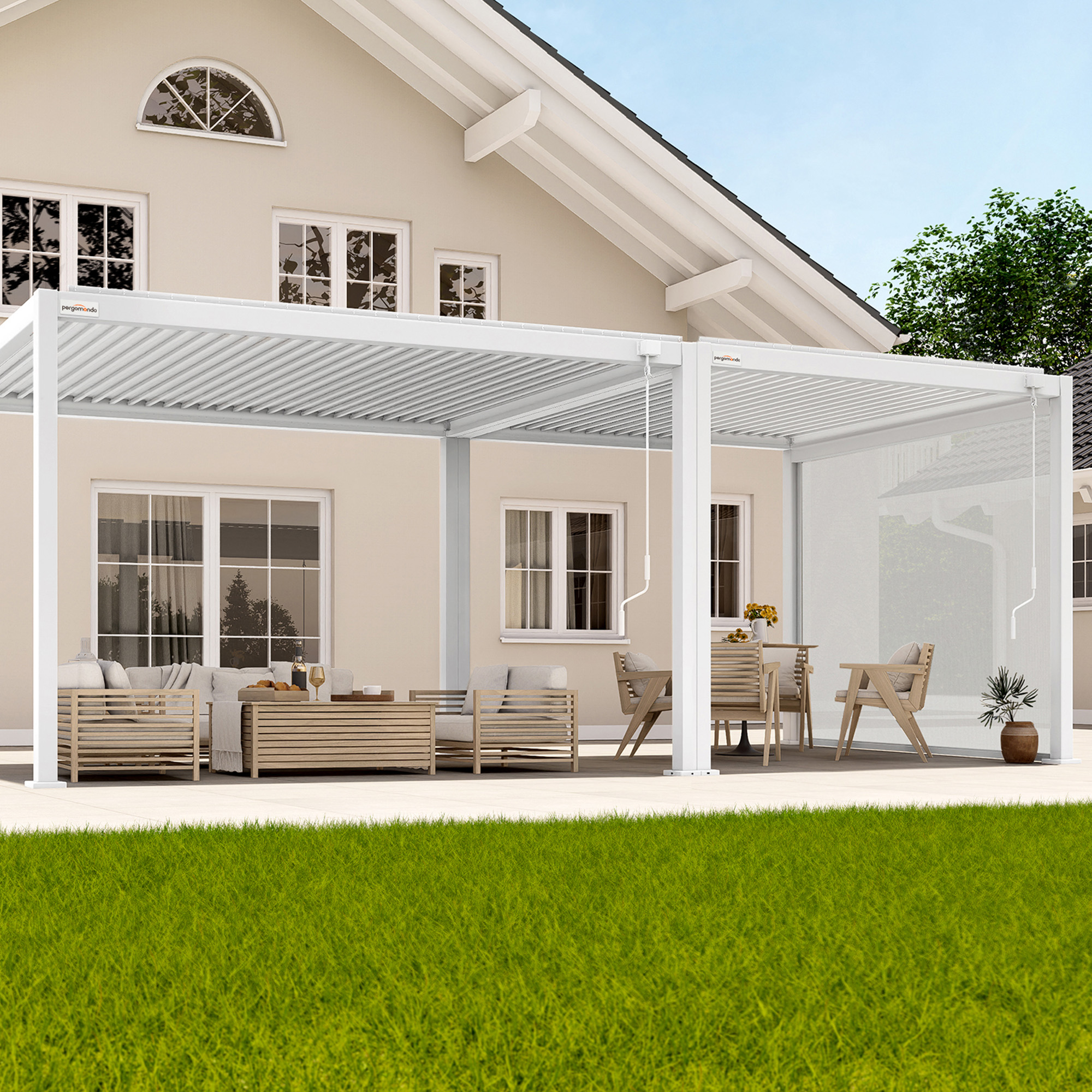 Pergola mit Lamellendach vor einem Haus, darunter Sitz- und Essbereich im Freien