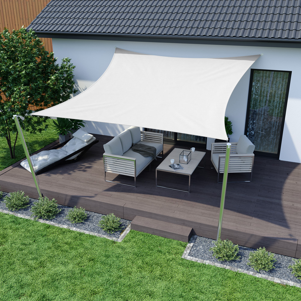 Dreieckiges Sonnensegel über Terrasse mit Sitzgruppe und Tisch