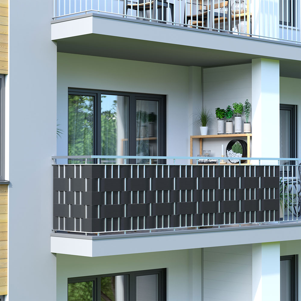 Balkon mit dekorativem Geländer und Pflanzen auf einem Regal im Hintergrund